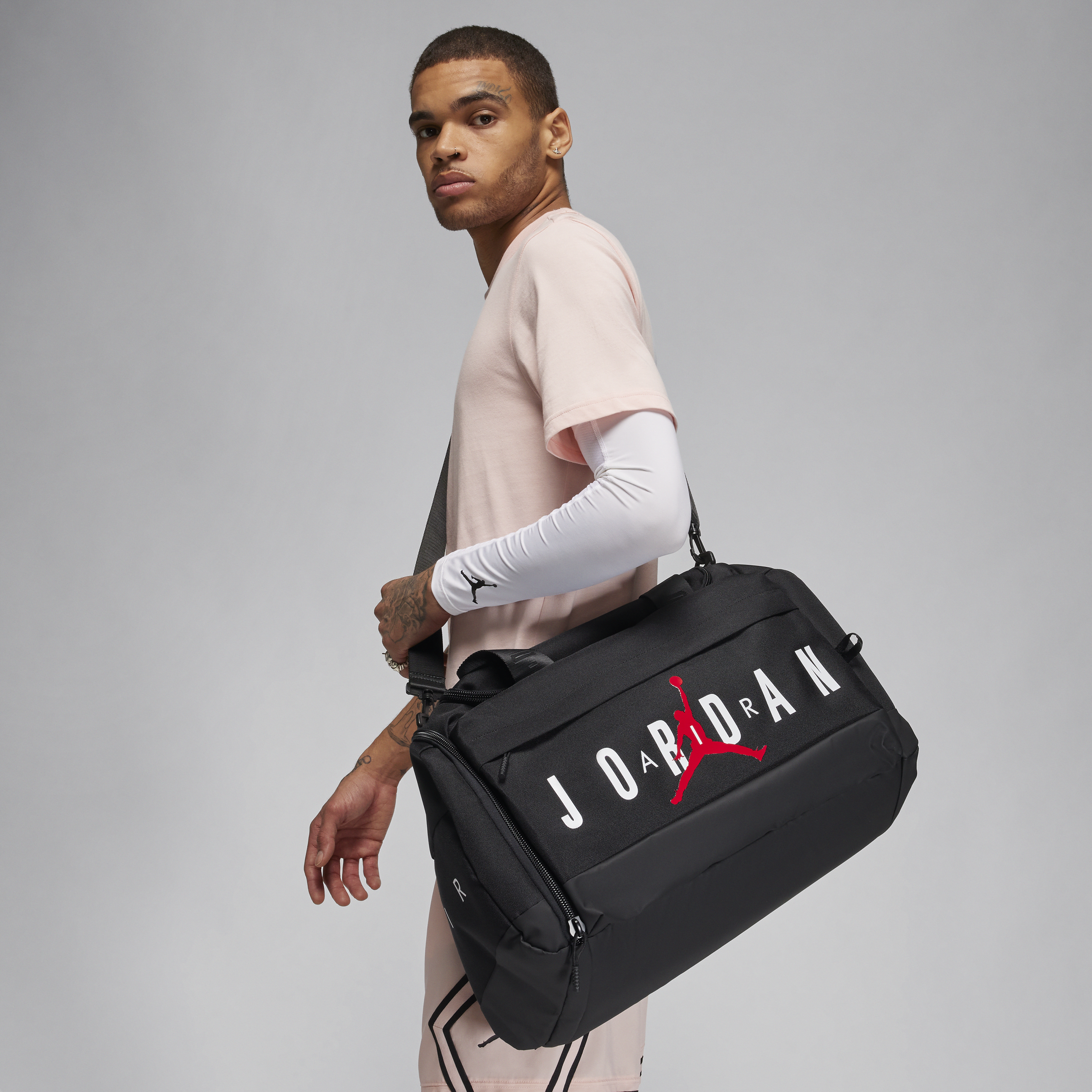 【ナイキ(NIKE)公式ストア】ジョーダン ダッフルバッグ (46L) HF7296-010 ブラック 【ナイキ(NIKE)公式ストア】ジョーダン ダッフルバッグ (46L) HF7296-010 ブラック