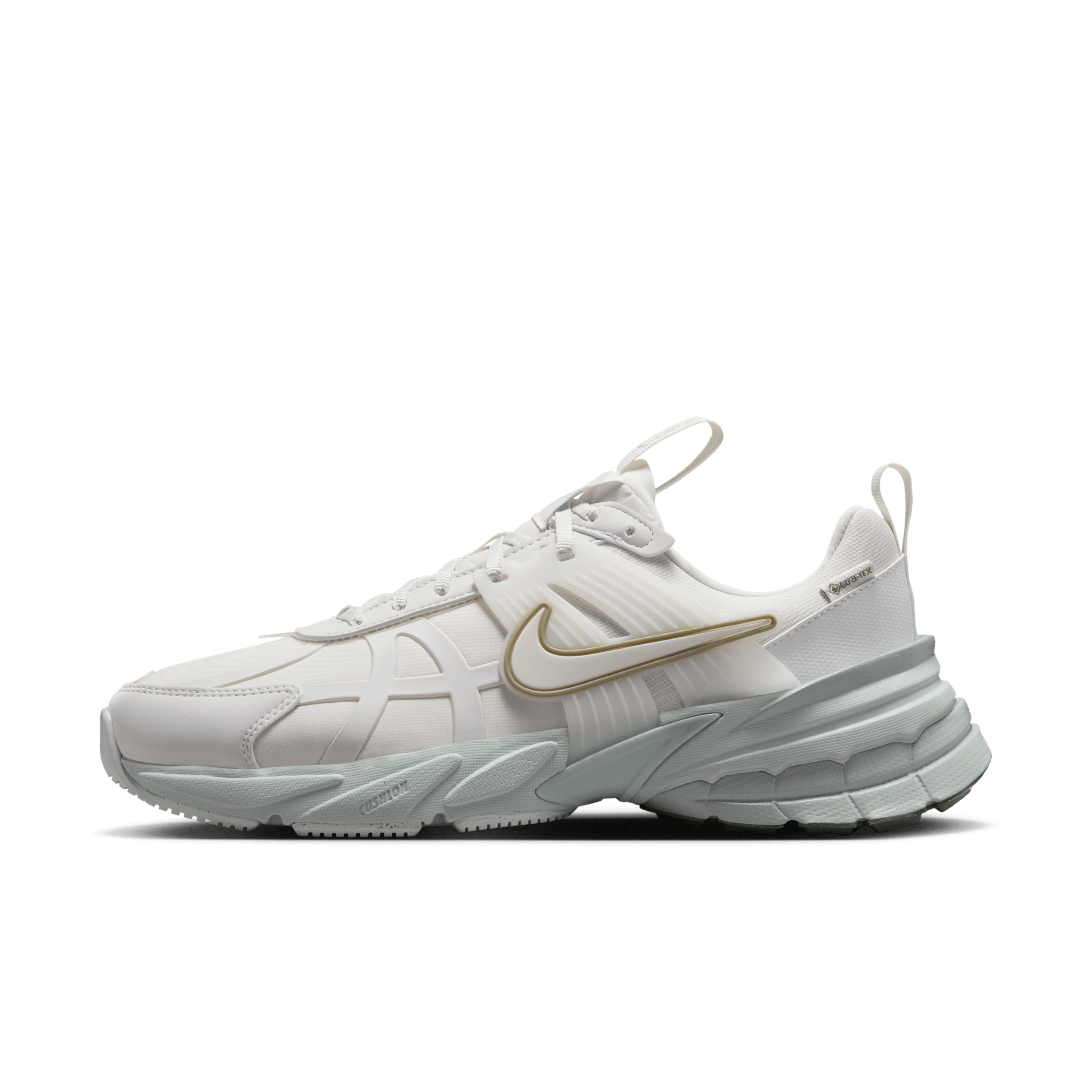 【ナイキ(NIKE)公式ストア】ナイキ V2K ラン GORE-TEX ウィメンズ 防水 シューズ FZ2622-004 グレー 【ナイキ(NIKE)公式ストア】ナイキ V2K ラン GORE-TEX ウィメンズ 防水 シューズ FZ2622-004 グレー