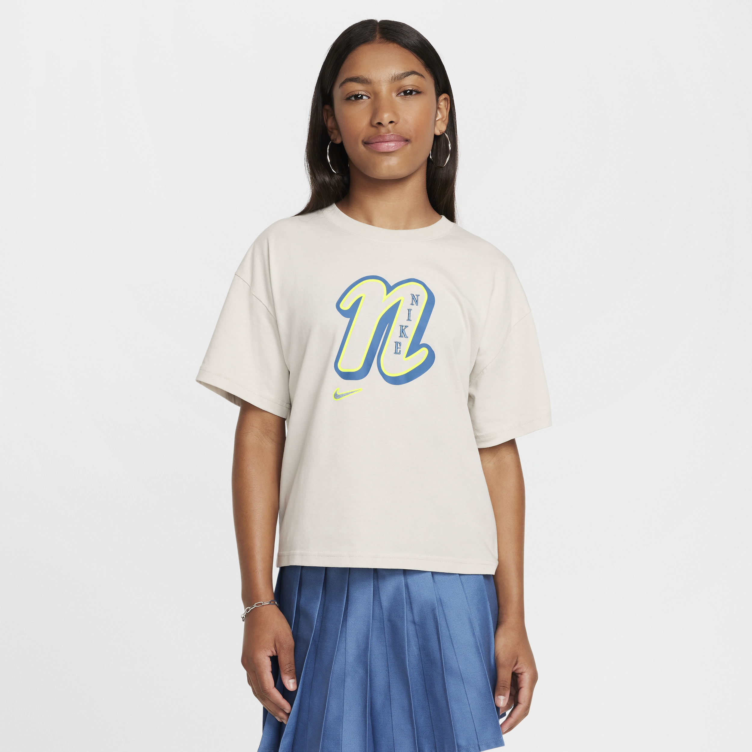 【ナイキ(NIKE)公式ストア】ナイキ スポーツウェア ガール Tシャツ FZ5562-072 グレー 【ナイキ(NIKE)公式ストア】ナイキ スポーツウェア ガール Tシャツ FZ5562-072 グレー