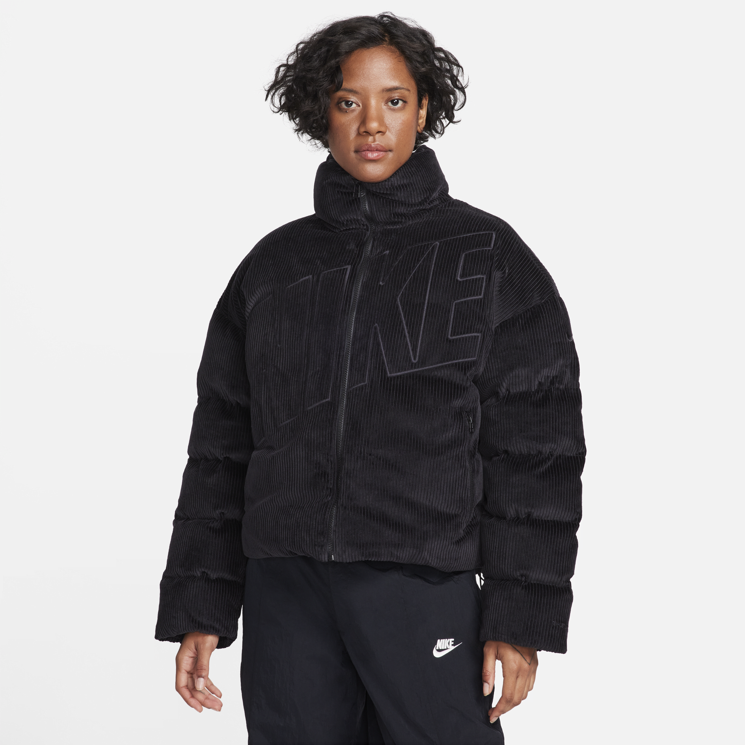 Nike Sportswear Essential Therma-FIT oversized gewatteerd corduroy jack voor dames - Zwart