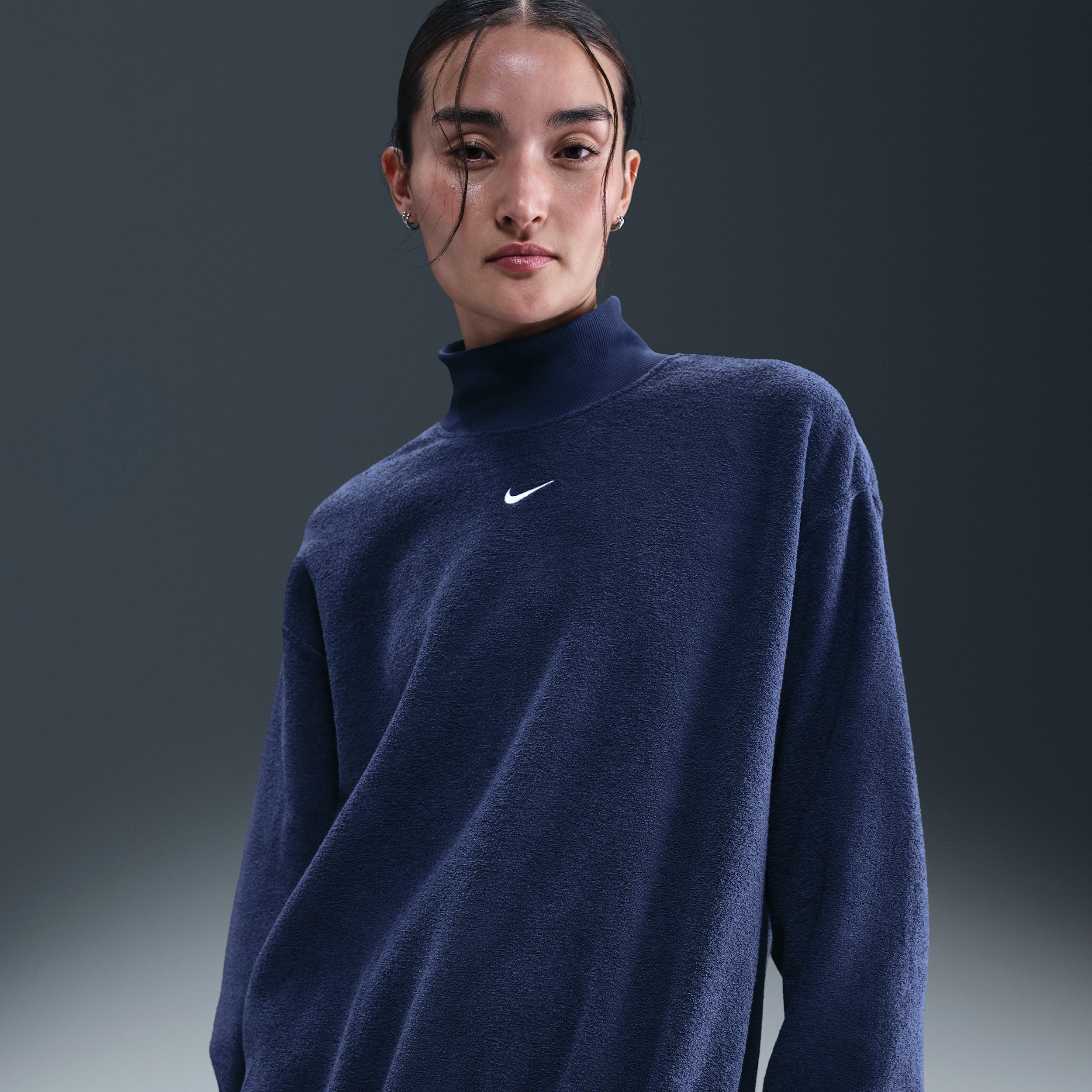 【ナイキ(NIKE)公式ストア】ナイキ スポーツウェア フェニックス プラッシュ ウィメンズ コージー フリース オーバーサイズド モックネック トップ HV2742-410 ブルー 【ナイキ(NIKE)公式ストア】ナイキ スポーツウェア フェニックス プラッシュ ウィメンズ コージー フリース オーバーサイズド モックネック トップ HV2742-410 ブルー