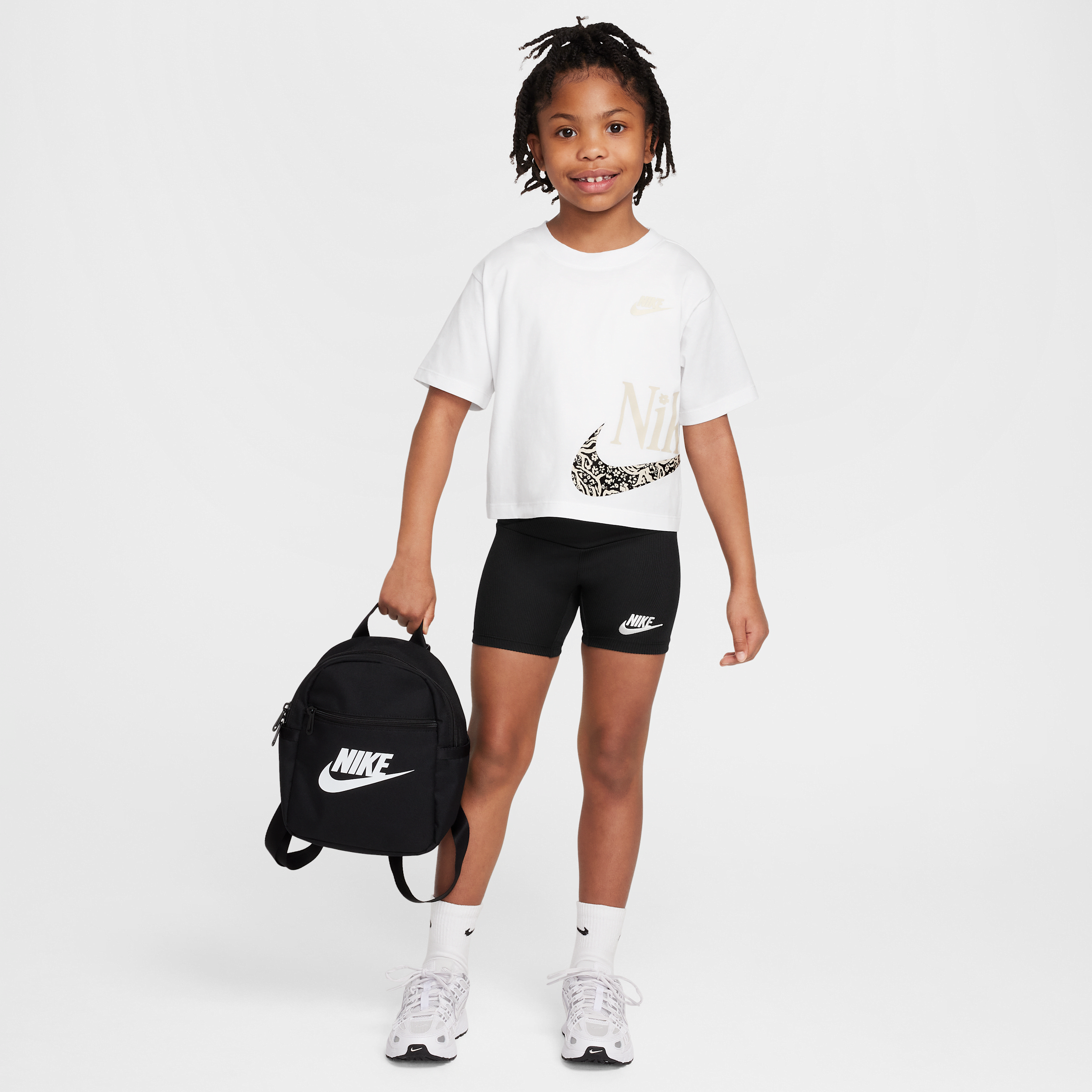 【ナイキ(NIKE)公式ストア】ナイキ リトルキッズ ワイルド フラワー ボクシー Tシャツ アンド ショートパンツ セットアップ II2995-010 ブラック 【ナイキ(NIKE)公式ストア】ナイキ リトルキッズ ワイルド フラワー ボクシー Tシャツ アンド ショートパンツ セットアップ II2995-010 ブラック