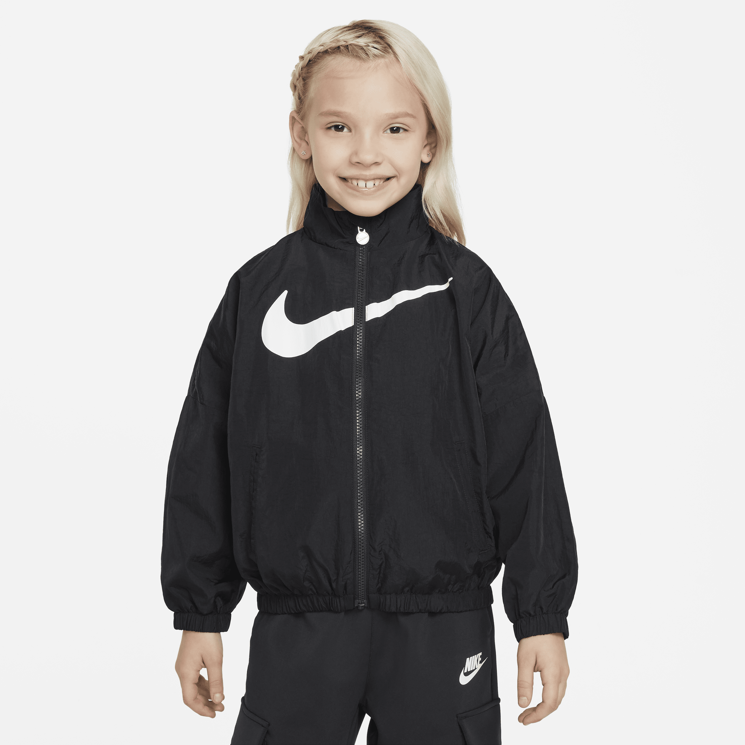 【ナイキ(NIKE)公式ストア】ナイキ スウッシュ リトルキッズジャケット HF2290-010 ブラック 【ナイキ(NIKE)公式ストア】ナイキ スウッシュ リトルキッズジャケット HF2290-010 ブラック