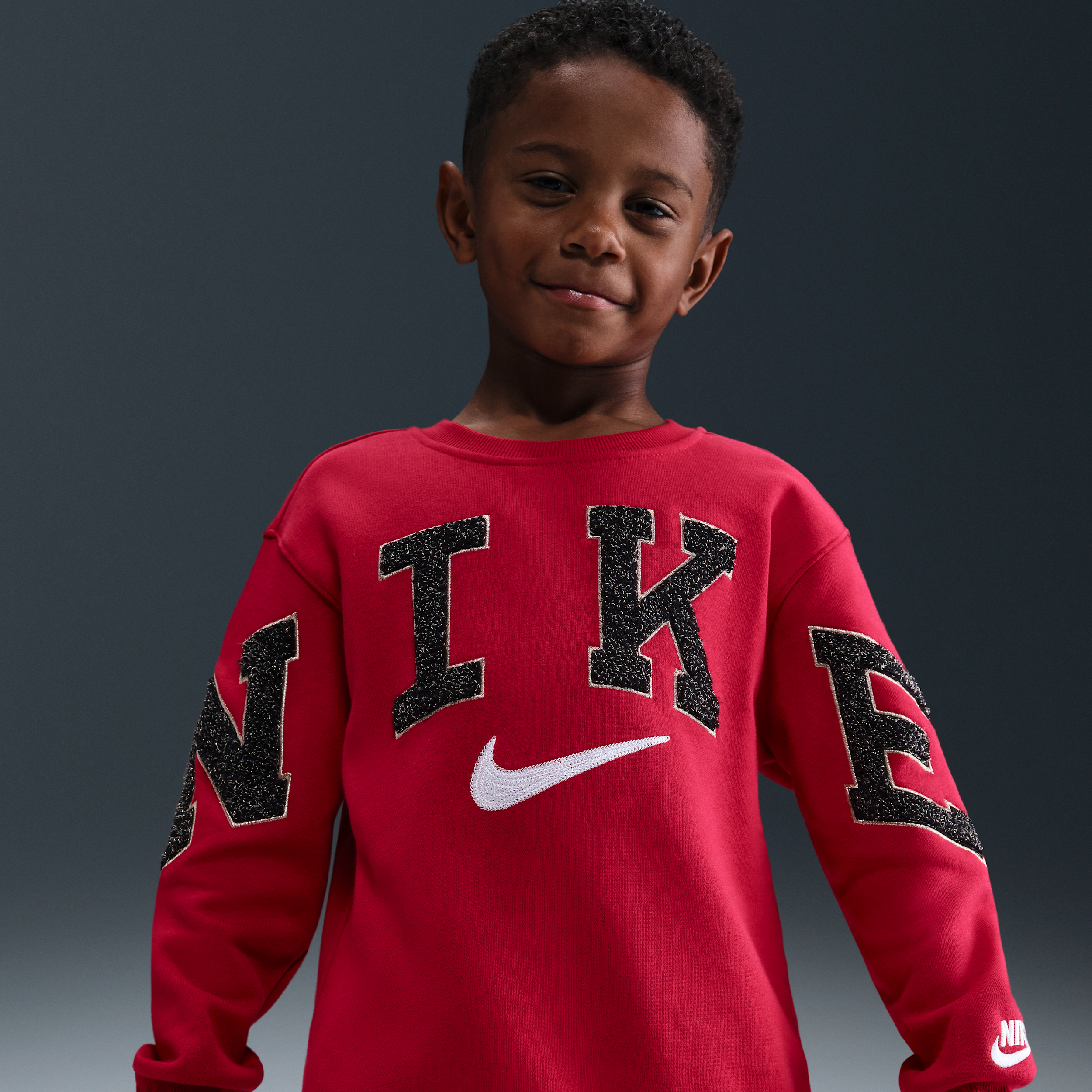 【ナイキ（NIKE）公式ストア】ナイキ クラブ リトルキッズ シェニール フリース クルー IO6109-687 レッド