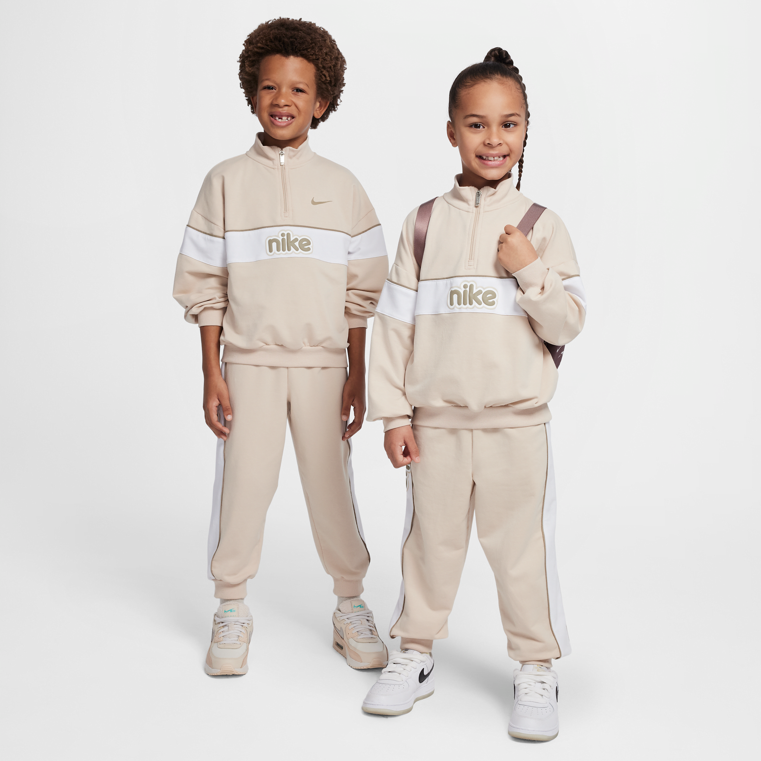 【ナイキ(NIKE)公式ストア】ナイキ リトルキッズ E1D1 クォータージップ トップ アンド パンツ セットアップ IB9059-126 ブラウン 【ナイキ(NIKE)公式ストア】ナイキ リトルキッズ E1D1 クォータージップ トップ アンド パンツ セットアップ IB9059-126 ブラウン