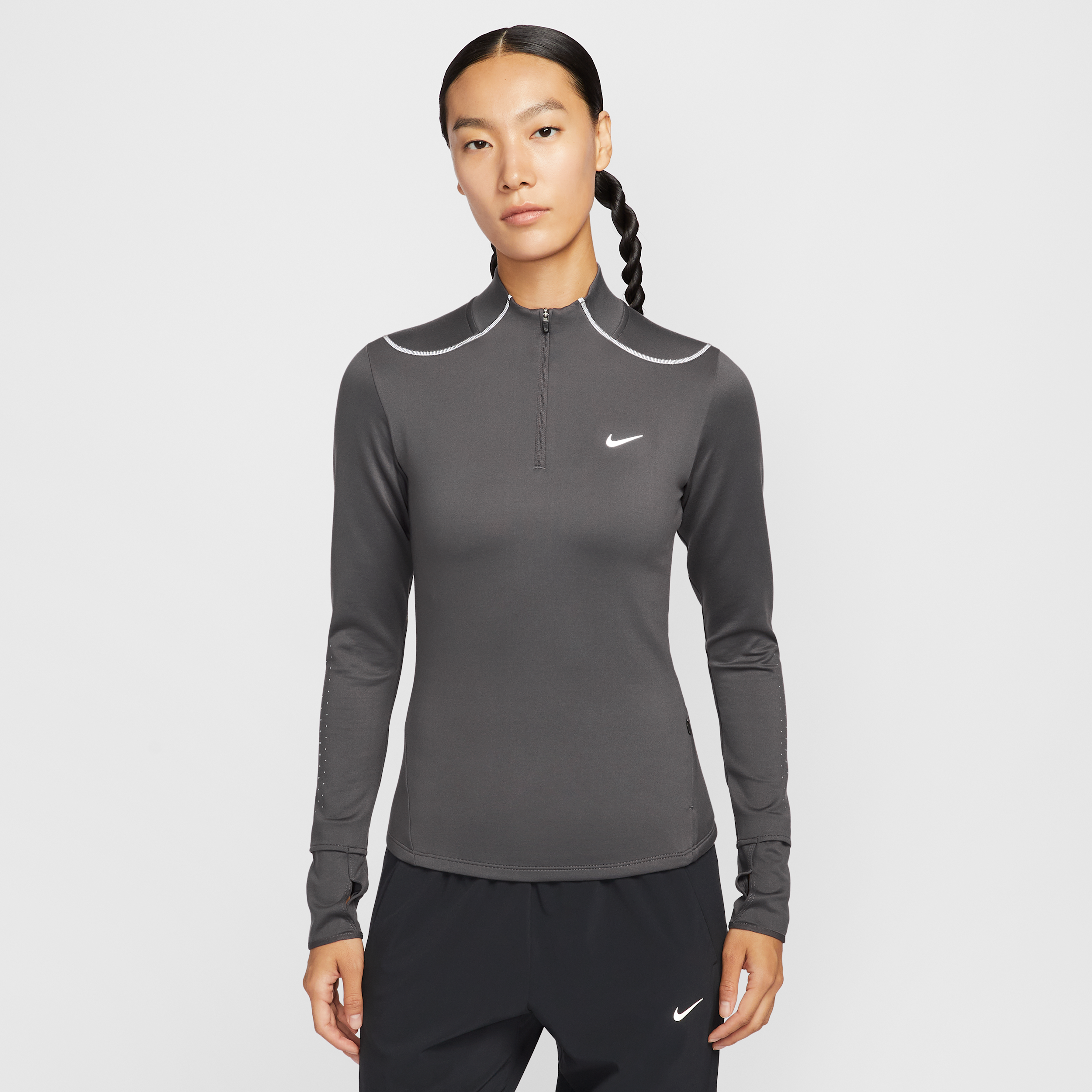 【ナイキ(NIKE)公式ストア】ナイキ スウィフト ウィメンズ Therma-FIT ADV 1/4ジップ ランニングトップ リフレクティブ (再帰反射) デザインのアクセント付き HV2945-036 グレー 【ナイキ(NIKE)公式ストア】ナイキ スウィフト ウィメンズ Therma-FIT ADV 1/4ジップ ランニングトップ リフレクティブ (再帰反射) デザインのアクセント付き HV2945-036 グレー
