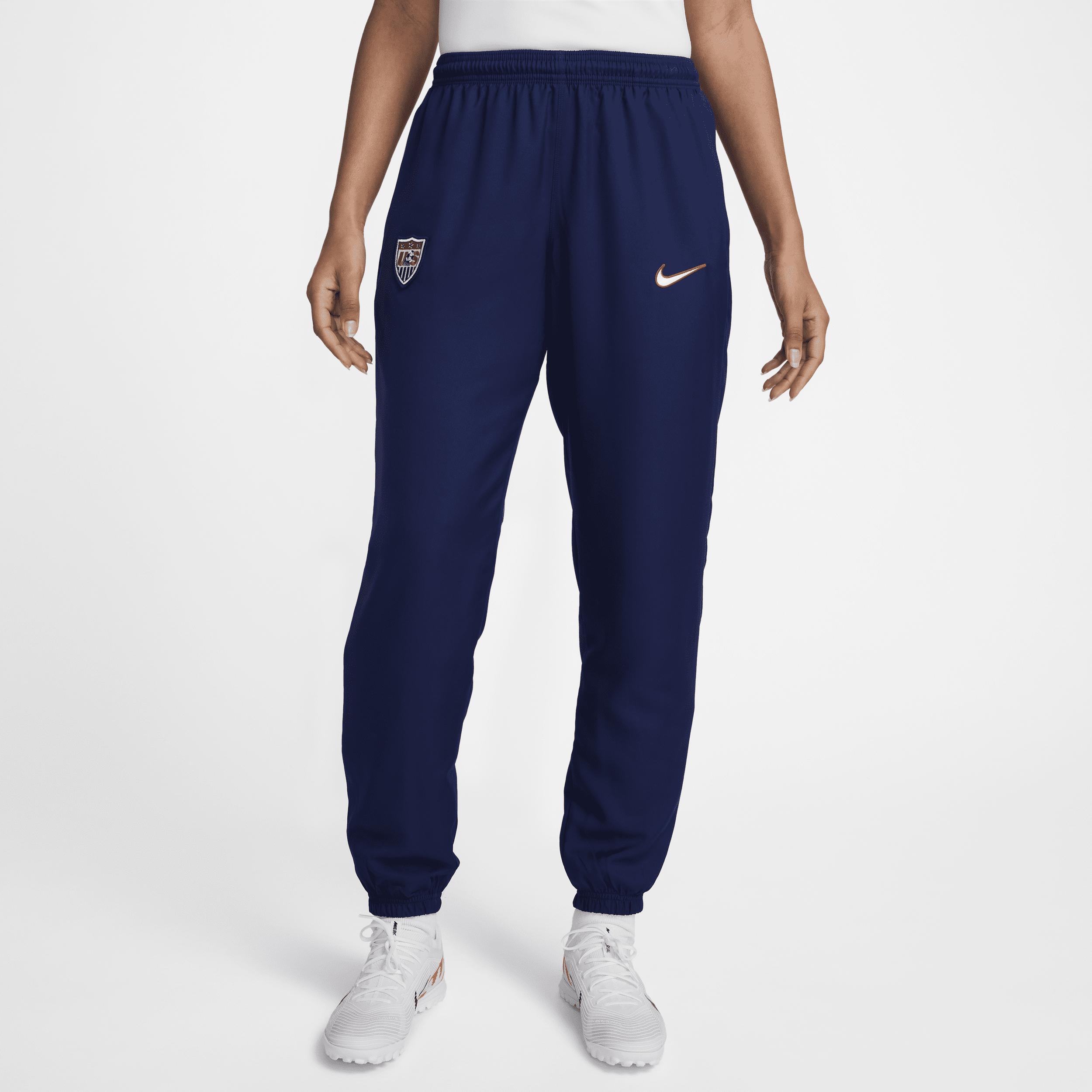 【ナイキ(NIKE)公式ストア】USWNT 1999 リイシュー ウィメンズ ナイキ サッカー レプリカ トラックパンツ HF1075-421 ブルー 【ナイキ(NIKE)公式ストア】USWNT 1999 リイシュー ウィメンズ ナイキ サッカー レプリカ トラックパンツ HF1075-421 ブルー
