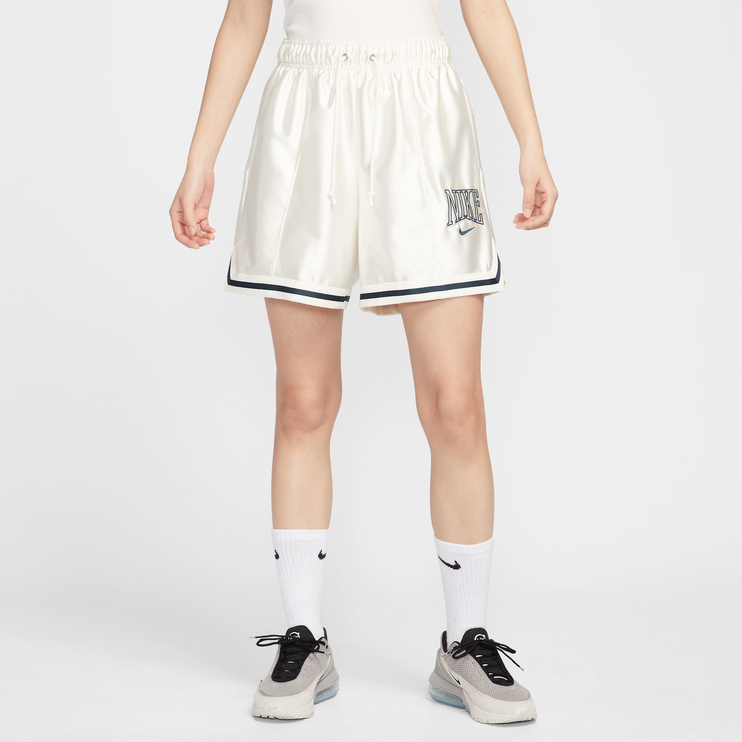 【ナイキ(NIKE)公式ストア】ナイキ スポーツウェア ウィメンズ ルーズ ミッドライズ グラフィック ショートパンツ HJ0164-133 ホワイト 【ナイキ(NIKE)公式ストア】ナイキ スポーツウェア ウィメンズ ルーズ ミッドライズ グラフィック ショートパンツ HJ0164-133 ホワイト