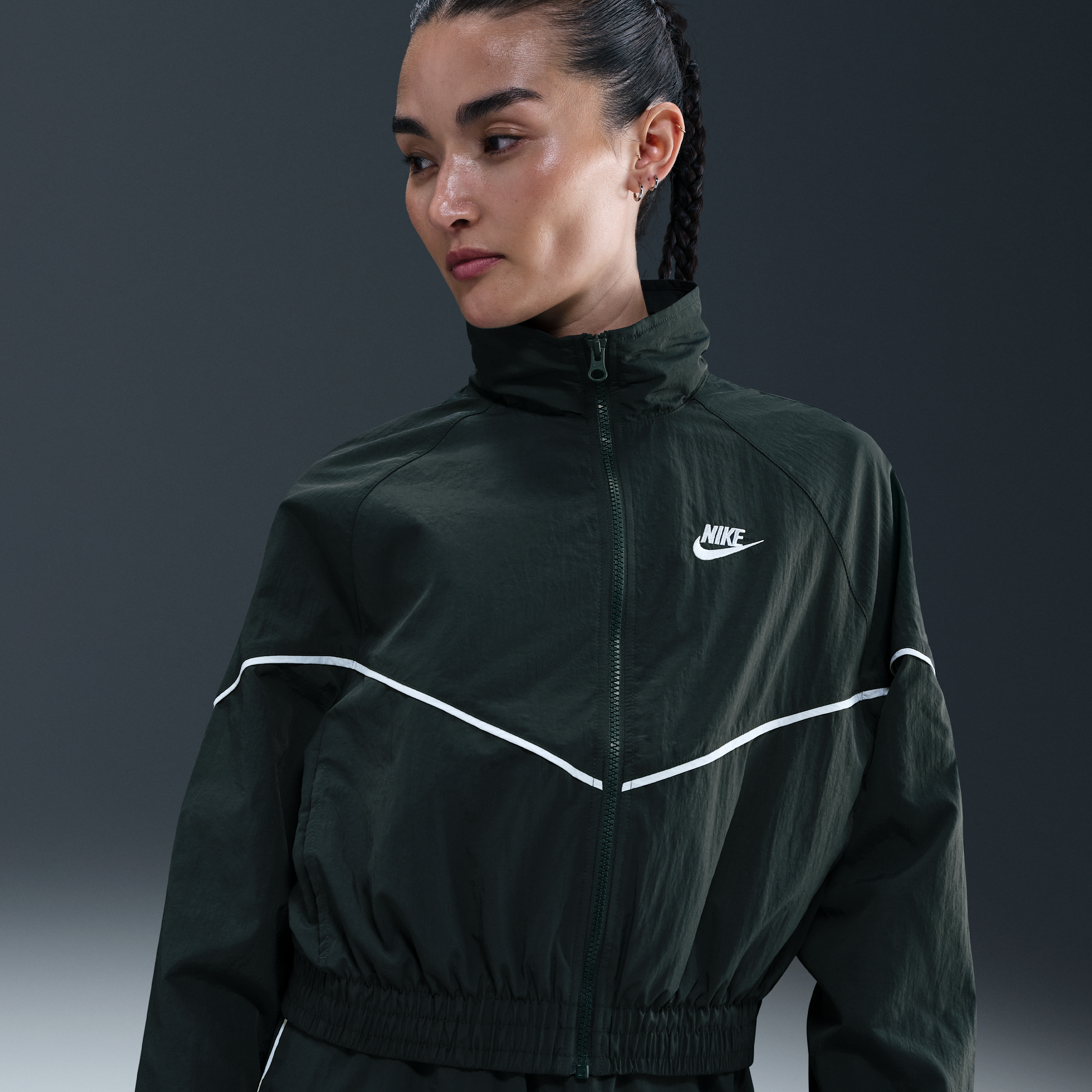 【ナイキ(NIKE)公式ストア】ナイキ スポーツウェア ウィンドランナー ウィメンズ ウーブン ジャケット IM8028-390 グリーン 【ナイキ(NIKE)公式ストア】ナイキ スポーツウェア ウィンドランナー ウィメンズ ウーブン ジャケット IM8028-390 グリーン