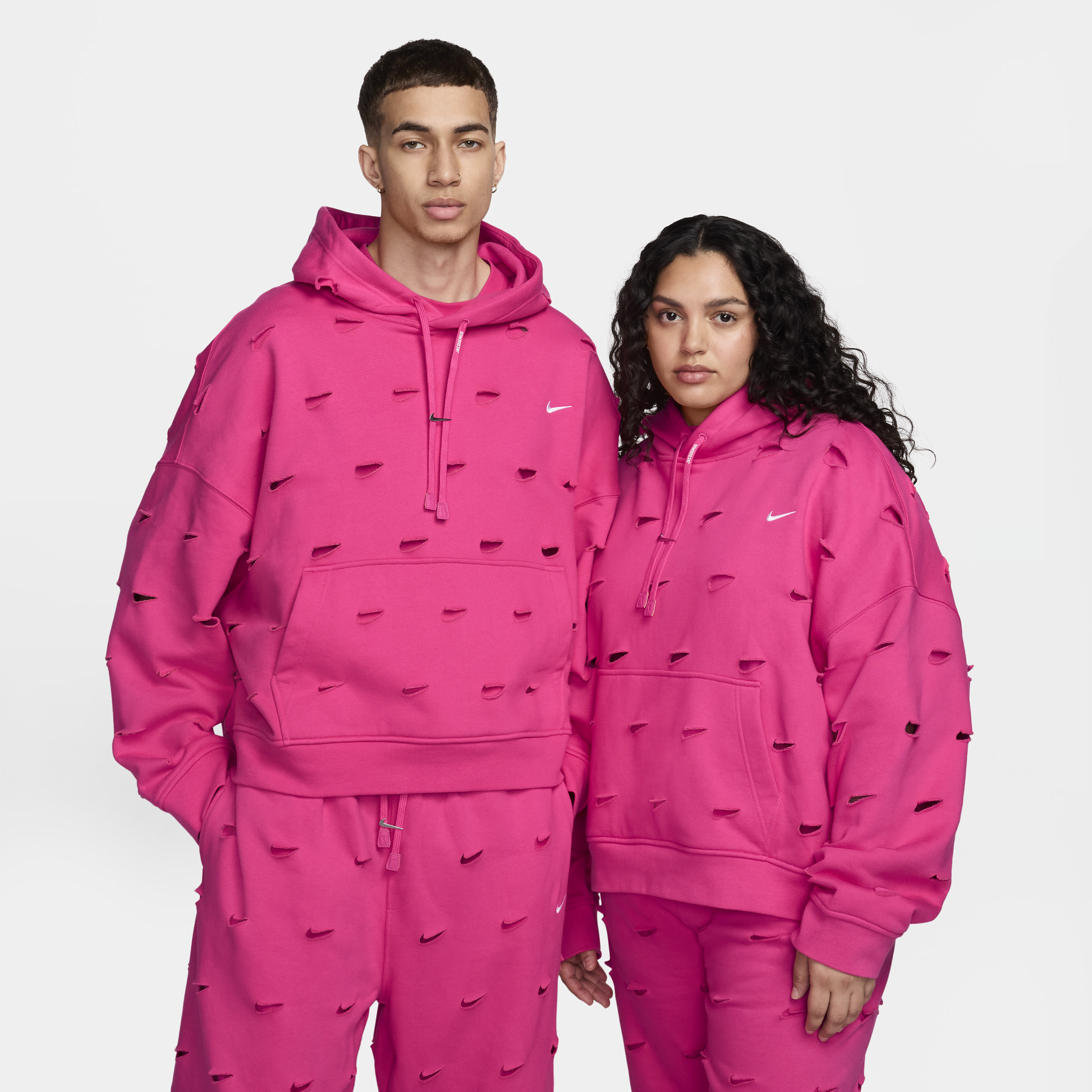 【ナイキ(NIKE)公式ストア】ナイキ x ジャックムス スウッシュ パーカー FJ3482-653 ピンク 【ナイキ(NIKE)公式ストア】ナイキ x ジャックムス スウッシュ パーカー FJ3482-653 ピンク