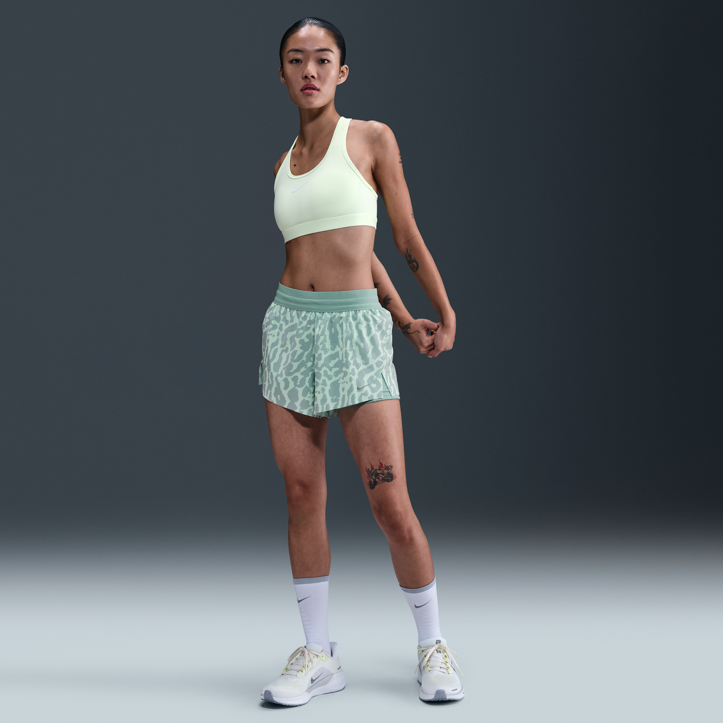 【ナイキ(NIKE)公式ストア】ナイキ スウィフト ウィメンズ Dri-FIT ミッドライズ 2イン1 プリント ランニングショートパンツ IB5849-353 グリーン 【ナイキ(NIKE)公式ストア】ナイキ スウィフト ウィメンズ Dri-FIT ミッドライズ 2イン1 プリント ランニングショートパンツ IB5849-353 グリーン
