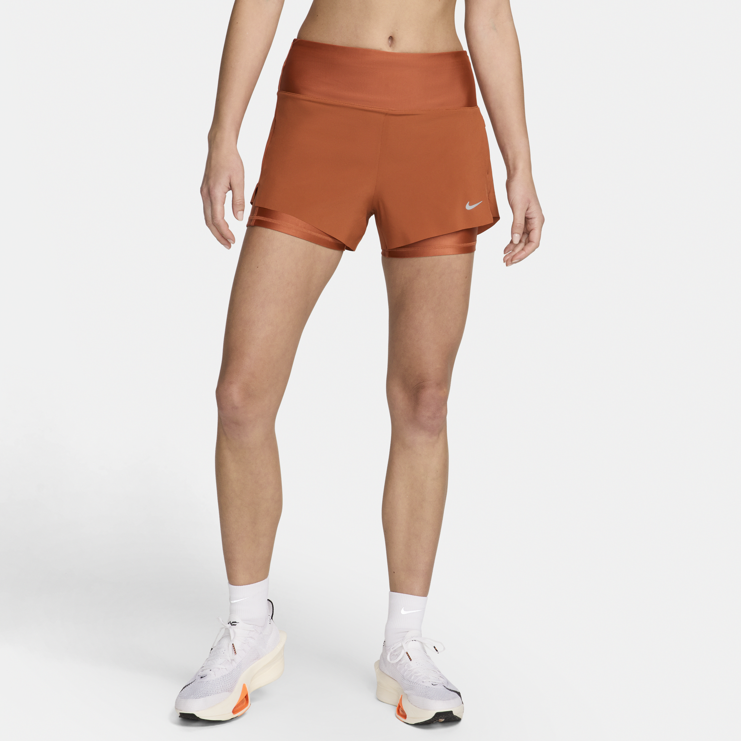 Shorts da running 2-in-1 a vita media con tasche 8 cm Nike Dri-FIT Swift – Donna - Arancione