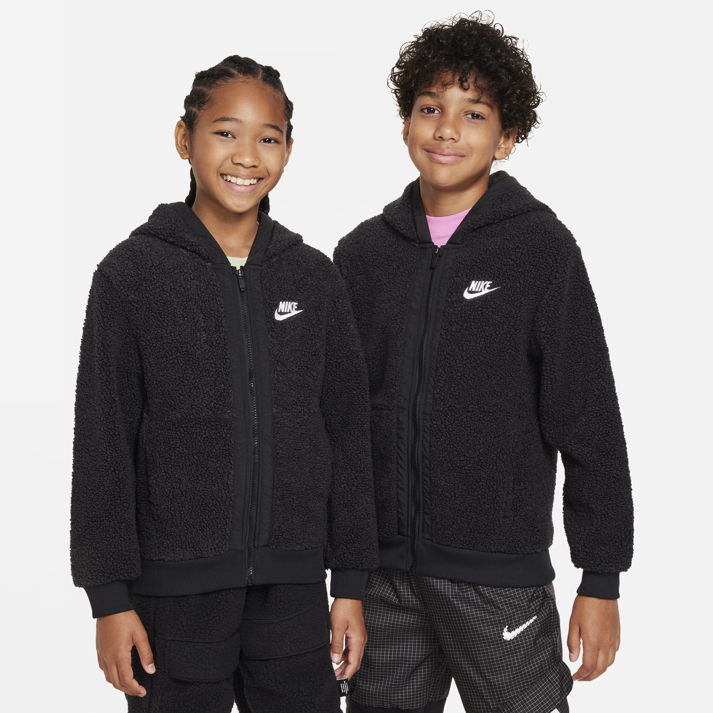 Nike Sportswear Club Fleece Winterized-hættetrøje med fuld lynlås til større børn - sort