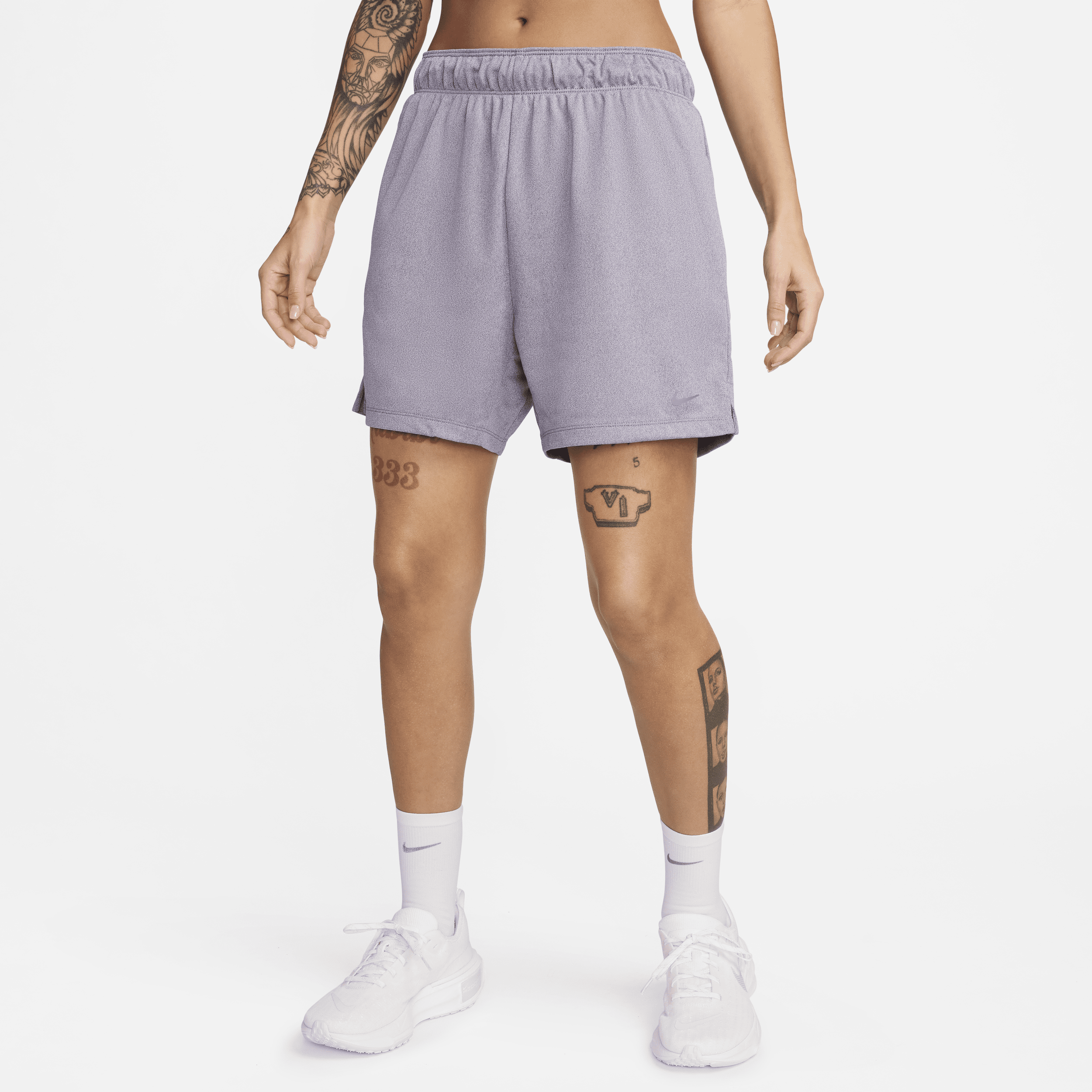Nike Attack Pantalón corto Dri-FIT sin forro de talle medio y 13 cm - Mujer - Morado