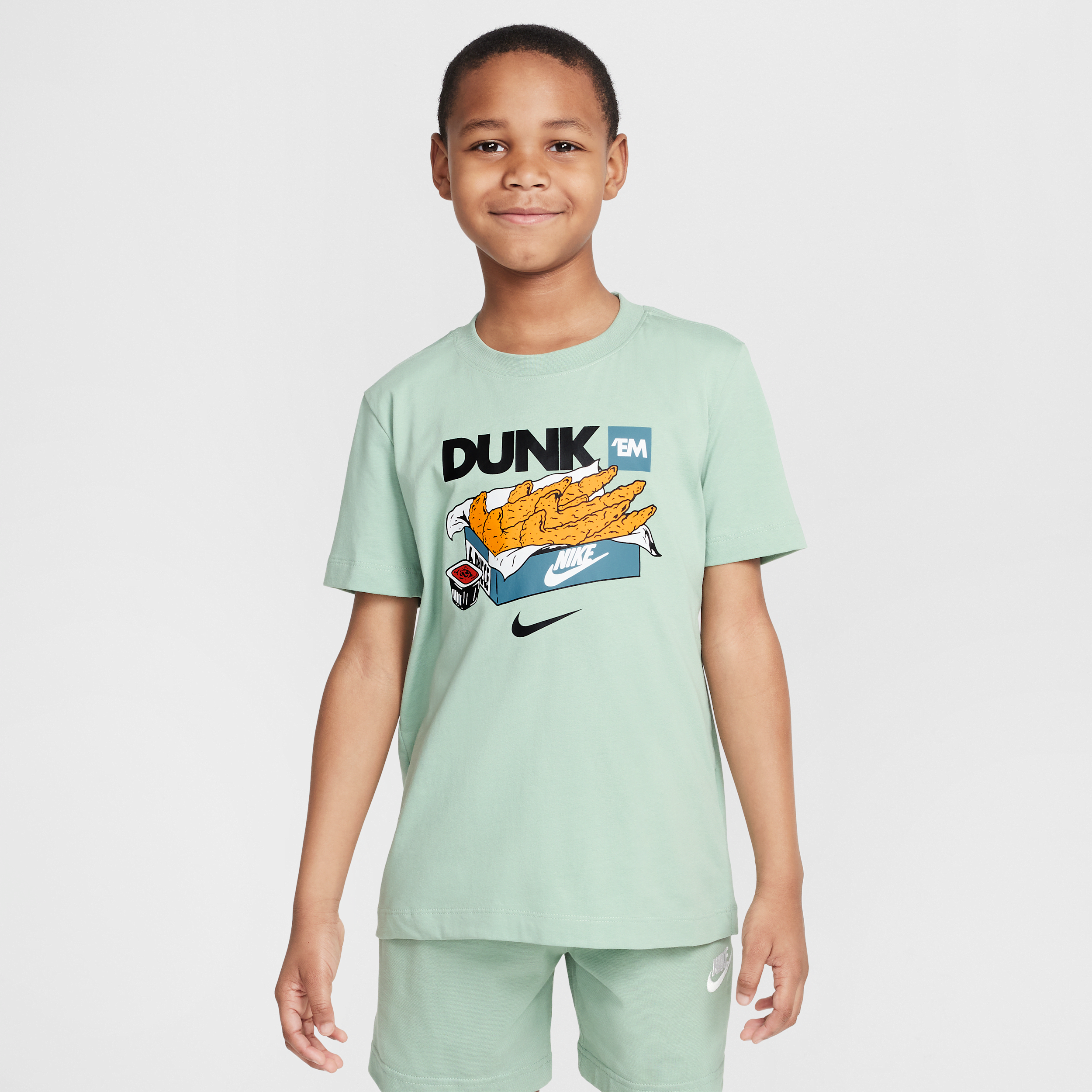 【ナイキ(NIKE)公式ストア】ナイキ スポーツウェア ジュニア Tシャツ HQ3235-037 グリーン 【ナイキ(NIKE)公式ストア】ナイキ スポーツウェア ジュニア Tシャツ HQ3235-037 グリーン