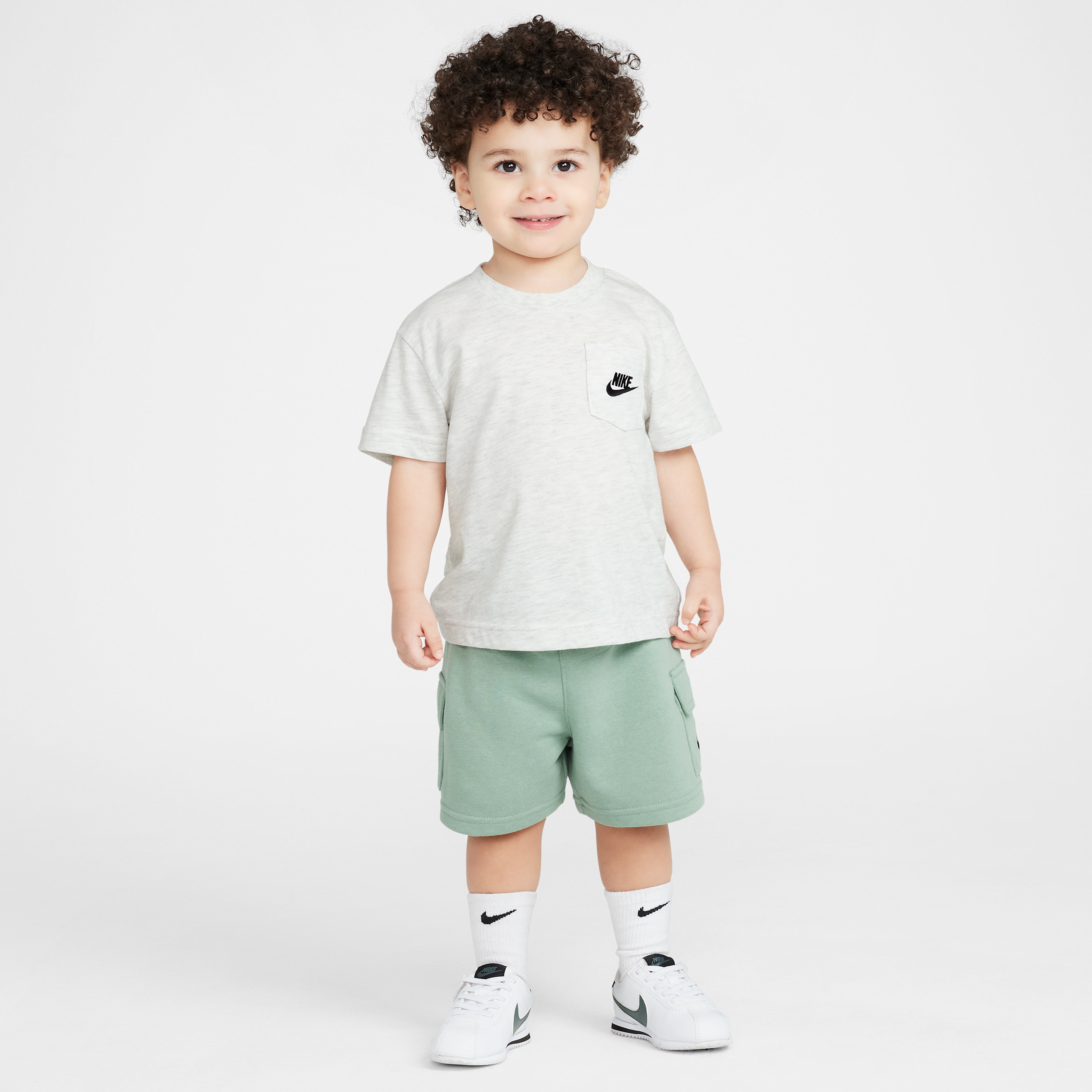 【ナイキ(NIKE)公式ストア】ナイキ スポーツウェア ベビー ポケット Tシャツ アンド フレンチテリー ショートパンツ セットアップ II2498-032 グリーン 【ナイキ(NIKE)公式ストア】ナイキ スポーツウェア ベビー ポケット Tシャツ アンド フレンチテリー ショートパンツ セットアップ II2498-032 グリーン