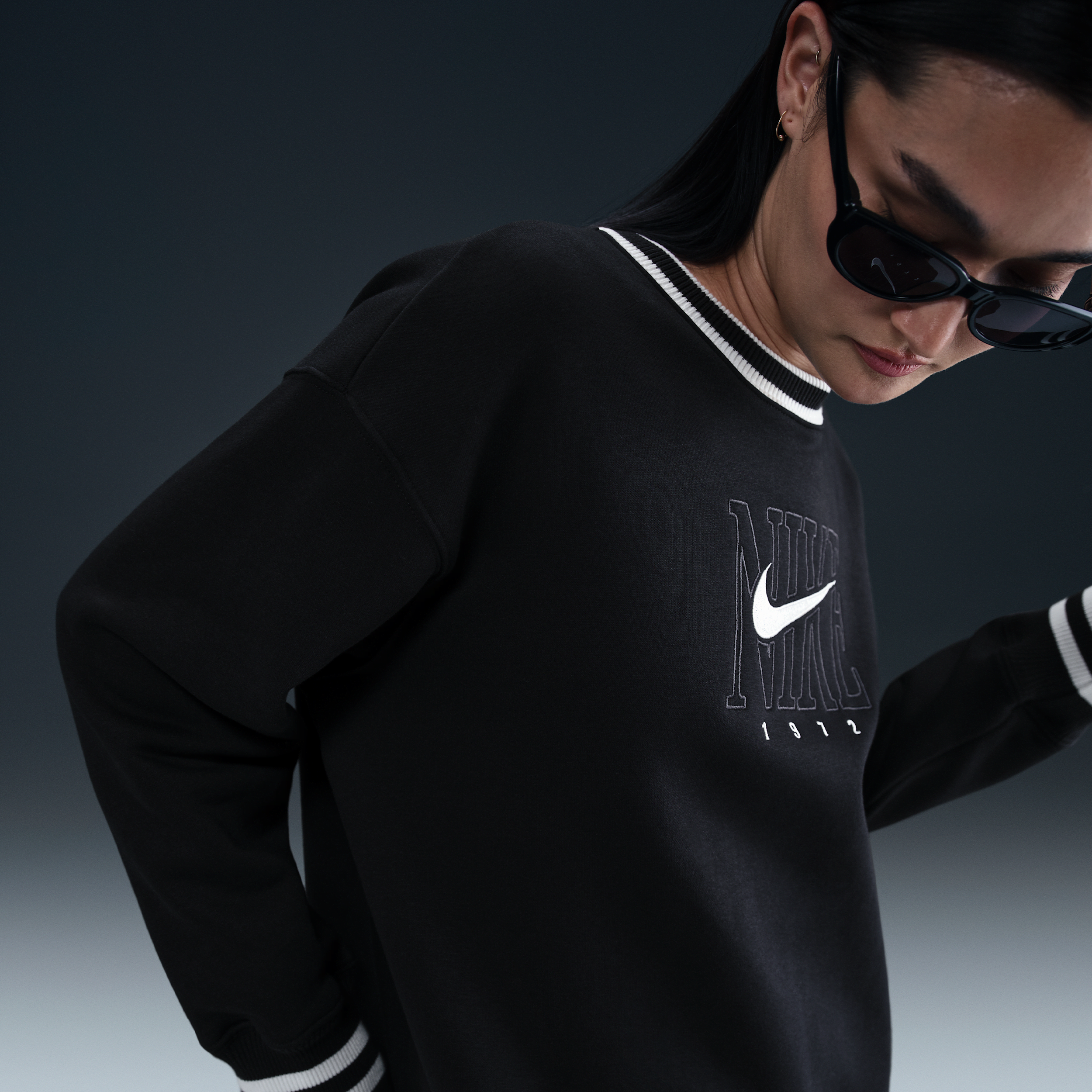 【ナイキ(NIKE)公式ストア】ナイキ スポーツウェア フェニックス フリース ウィメンズ オーバーサイズド グラフィック クルーネック スウェットシャツ HJ0950-010 ブラック 【ナイキ(NIKE)公式ストア】ナイキ スポーツウェア フェニックス フリース ウィメンズ オーバーサイズド グラフィック クルーネック スウェットシャツ HJ0950-010 ブラック