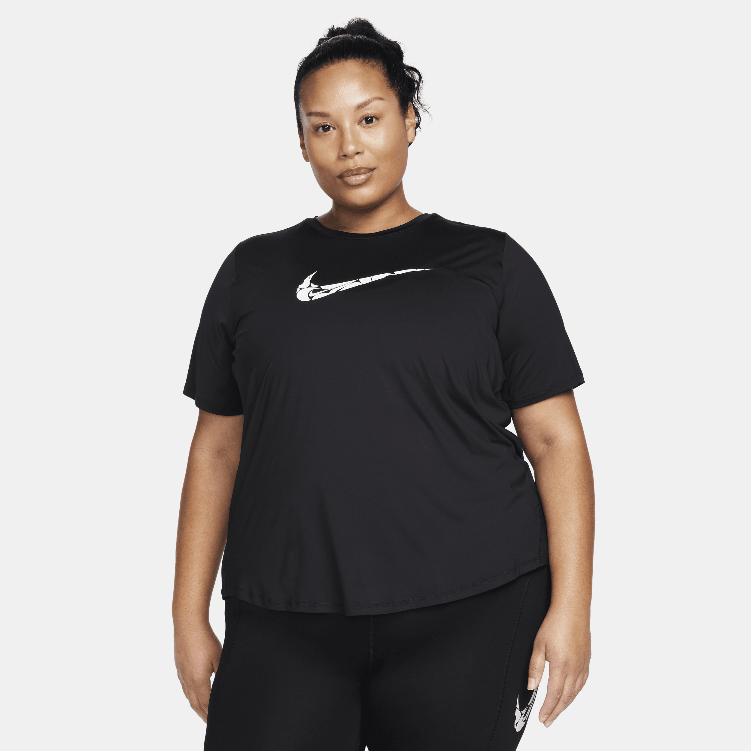 Kortærmet Nike One Swoosh Dri-FIT-løbetop til kvinder (plus size) - sort