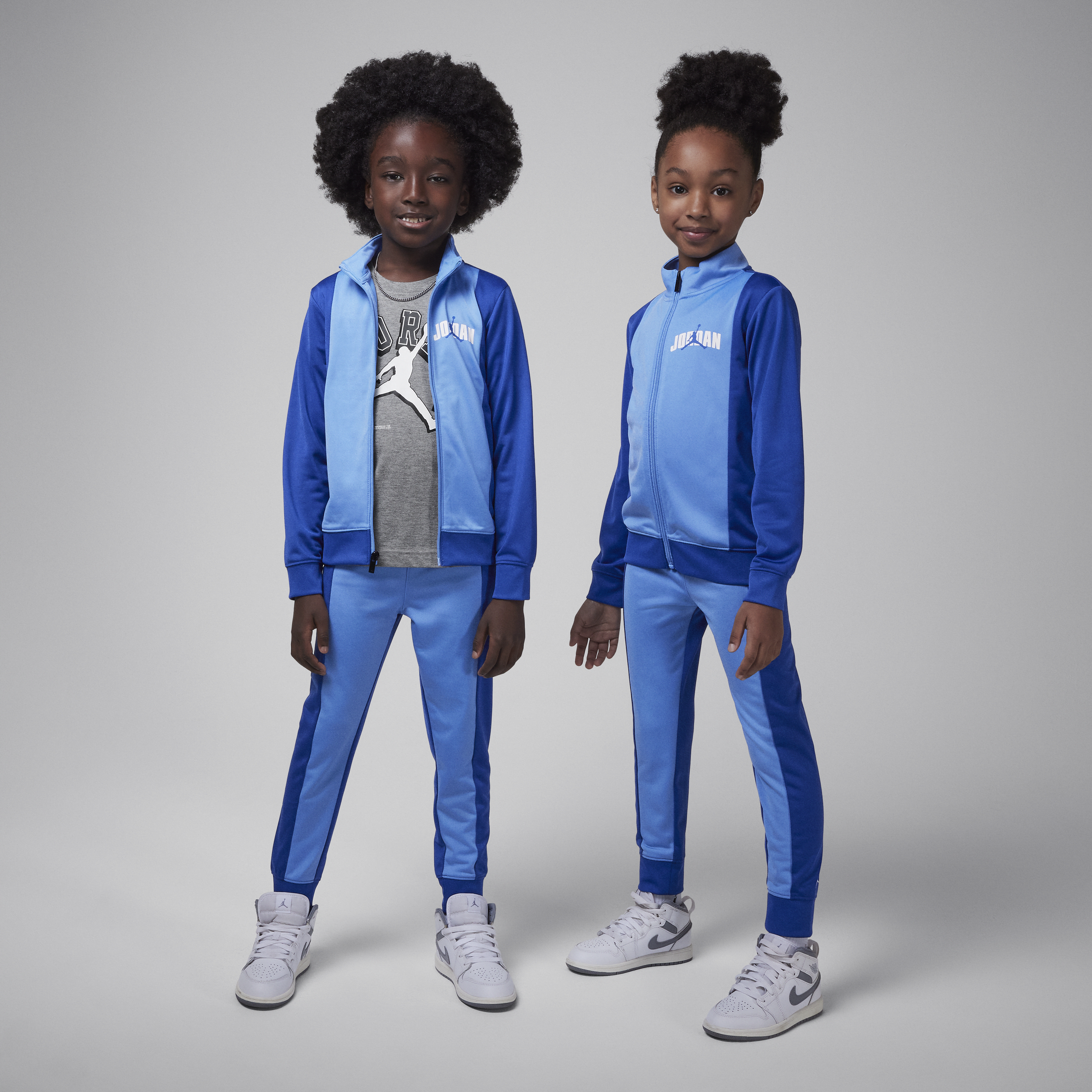 【ナイキ(NIKE)公式ストア】ジョーダン リトルキッズ アーチド ロゴ ツーピース トリコット セットアップ HV1912-480 ブルー 【ナイキ(NIKE)公式ストア】ジョーダン リトルキッズ アーチド ロゴ ツーピース トリコット セットアップ HV1912-480 ブルー