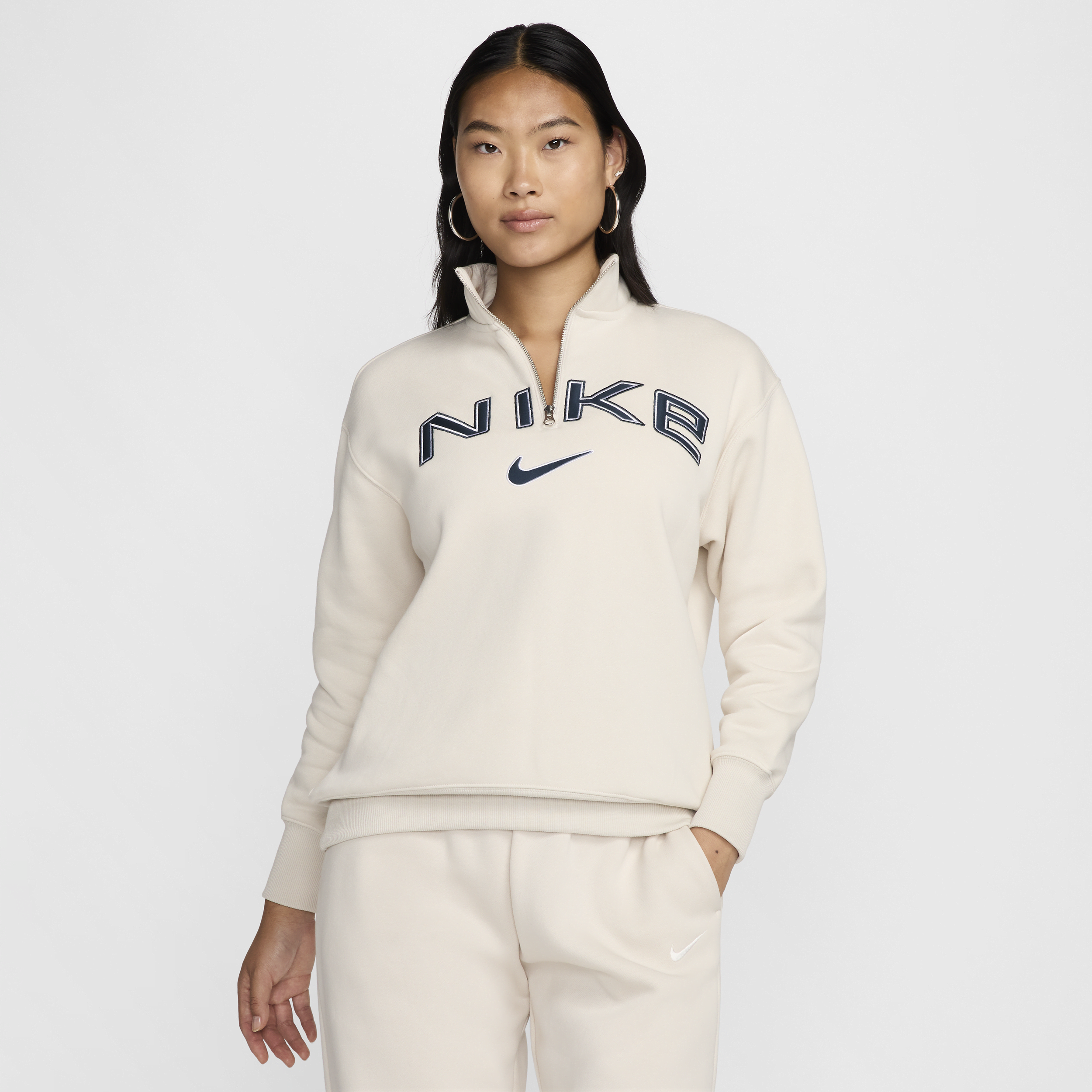 【ナイキ(NIKE)公式ストア】ナイキ スポーツウェア フェニックス フリース ウィメンズ オーバーサイズド 1/4ジップ ロゴ トップ FV7680-104 ブラウン 【ナイキ(NIKE)公式ストア】ナイキ スポーツウェア フェニックス フリース ウィメンズ オーバーサイズド 1/4ジップ ロゴ トップ FV7680-104 ブラウン