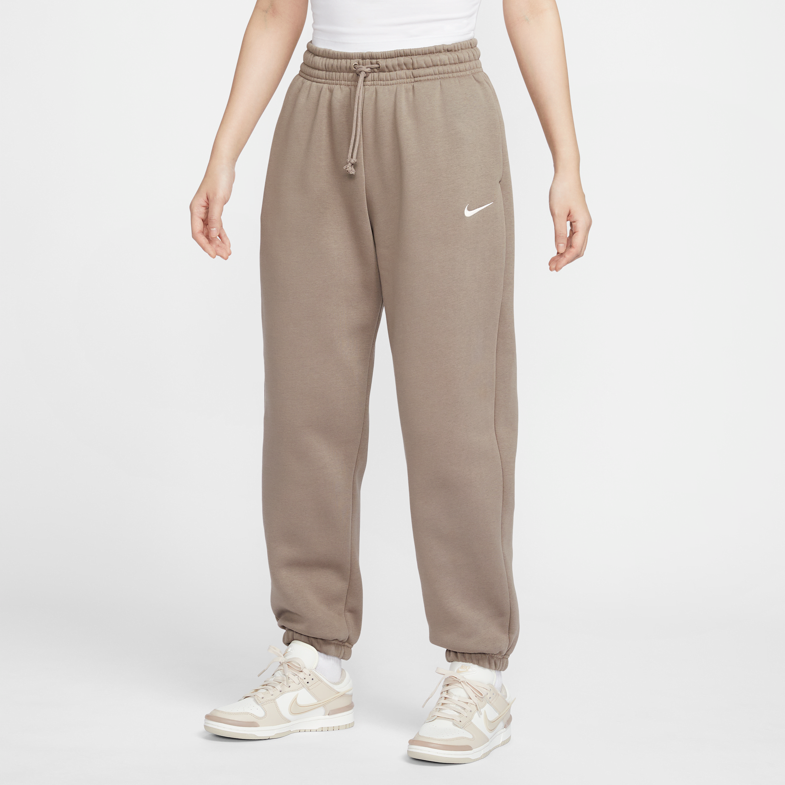 【ナイキ(NIKE)公式ストア】ナイキ スポーツウェア フェニックス フリース ウィメンズ ハイウエスト オーバーサイズド スウェットパンツ FZ5997-233 ブラウン 【ナイキ(NIKE)公式ストア】ナイキ スポーツウェア フェニックス フリース ウィメンズ ハイウエスト オーバーサイズド スウェットパンツ FZ5997-233 ブラウン