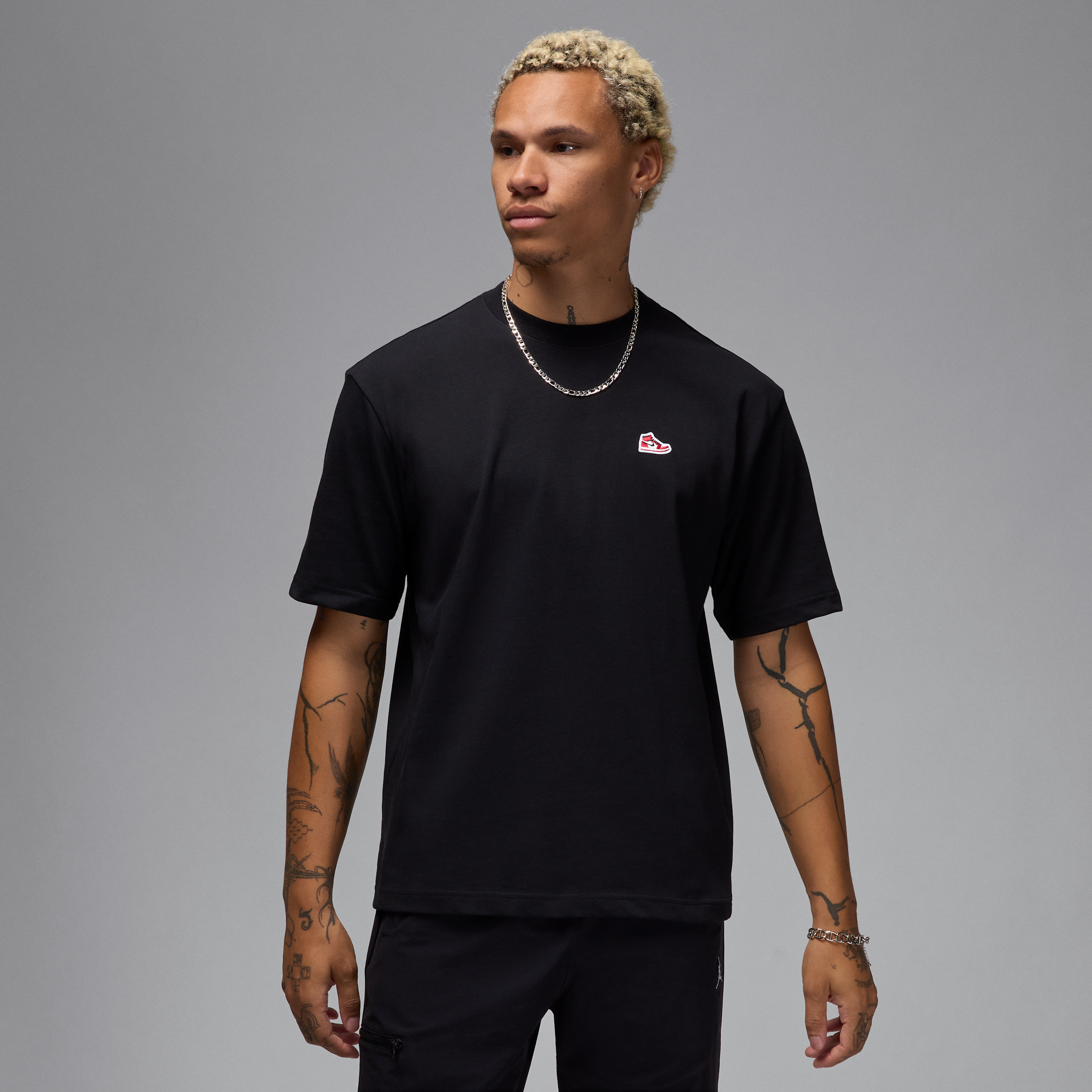 【ナイキ(NIKE)公式ストア】ジョーダン ブランド メンズ スニーカー パッチ Tシャツ HJ2326-010 ブラック 【ナイキ(NIKE)公式ストア】ジョーダン ブランド メンズ スニーカー パッチ Tシャツ HJ2326-010 ブラック