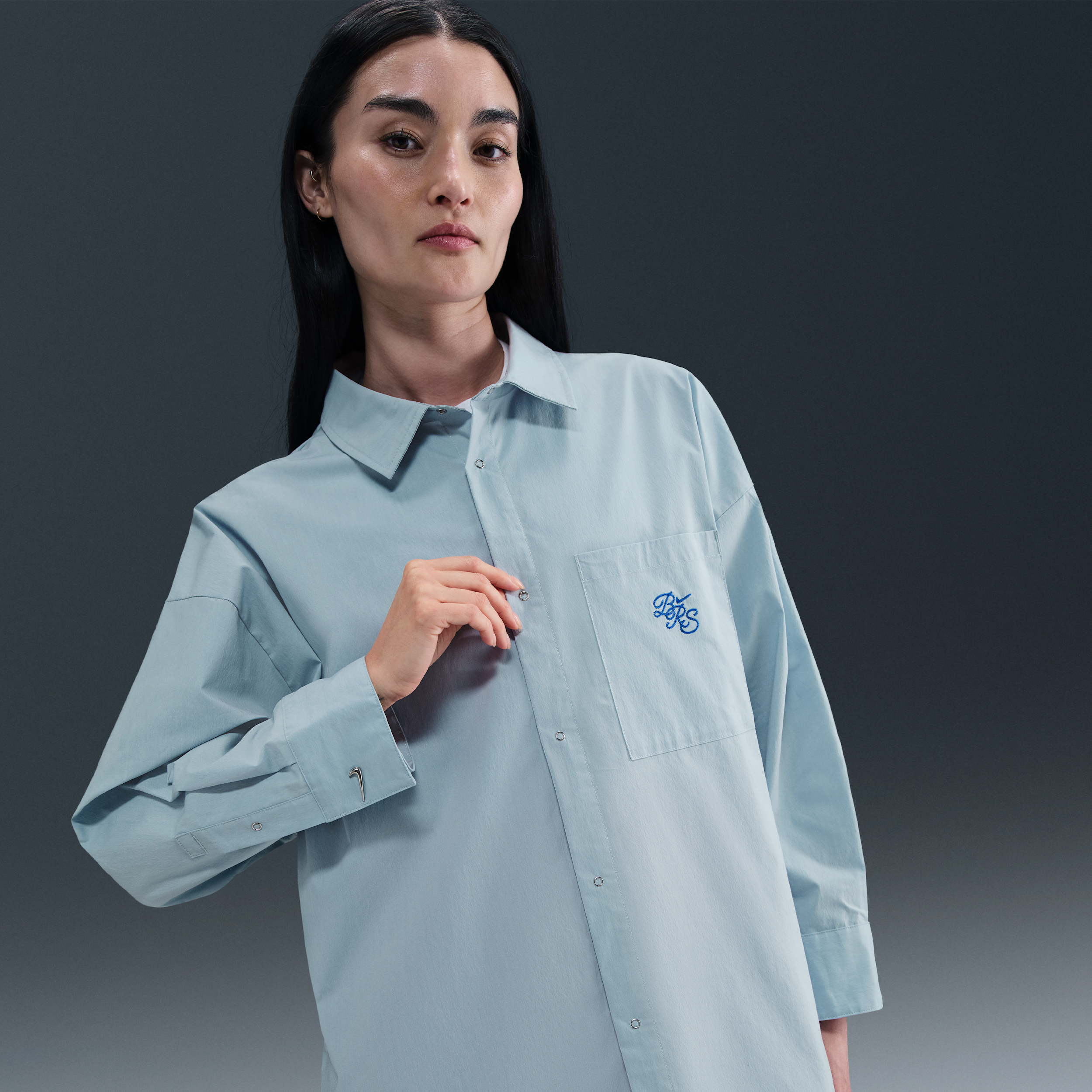 【ナイキ(NIKE)公式ストア】ナイキ スポーツウェア チル ポプリン ウィメンズ ルーズ ロングスリーブ ボタンアップ トップ IH3990-440 ブルー 【ナイキ(NIKE)公式ストア】ナイキ スポーツウェア チル ポプリン ウィメンズ ルーズ ロングスリーブ ボタンアップ トップ IH3990-440 ブルー