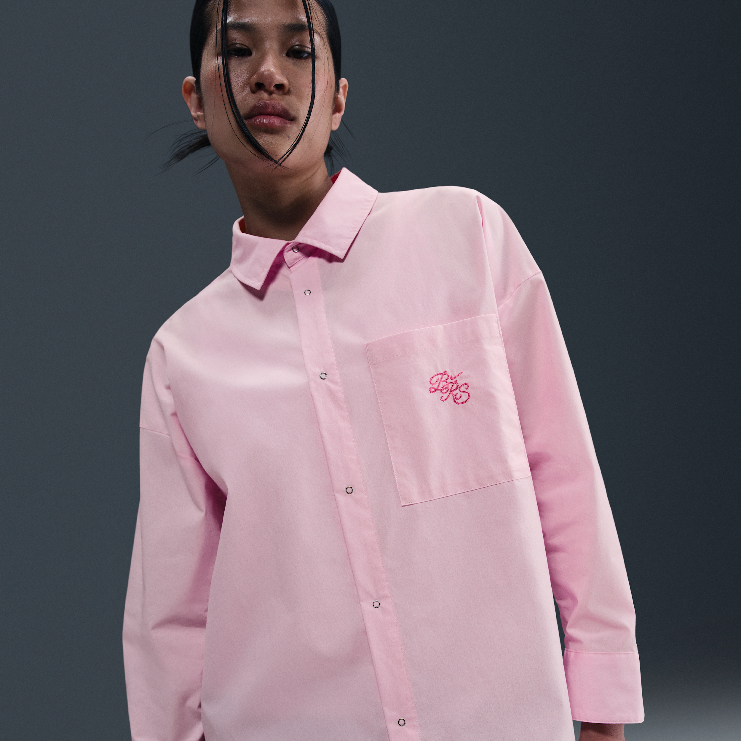【ナイキ(NIKE)公式ストア】ナイキ スポーツウェア チル ポプリン ウィメンズ ルーズ ロングスリーブ ボタンアップ トップ IH3990-663 ピンク 【ナイキ(NIKE)公式ストア】ナイキ スポーツウェア チル ポプリン ウィメンズ ルーズ ロングスリーブ ボタンアップ トップ IH3990-663 ピンク