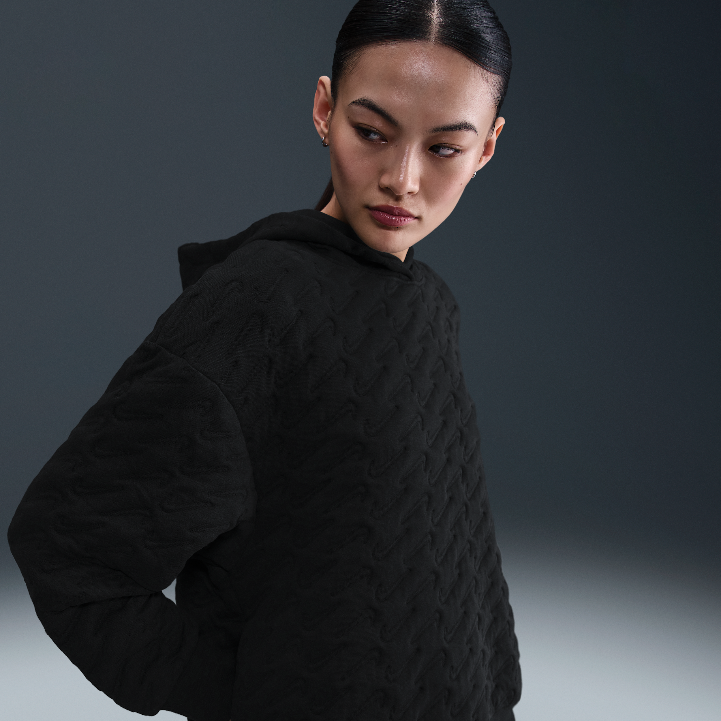 【ナイキ(NIKE)公式ストア】ナイキ スポーツウェア フェニックス フリース ウィメンズ ルーズ ジャカード プルオーバー パーカー HV2782-010 ブラック 【ナイキ(NIKE)公式ストア】ナイキ スポーツウェア フェニックス フリース ウィメンズ ルーズ ジャカード プルオーバー パーカー HV2782-010 ブラック