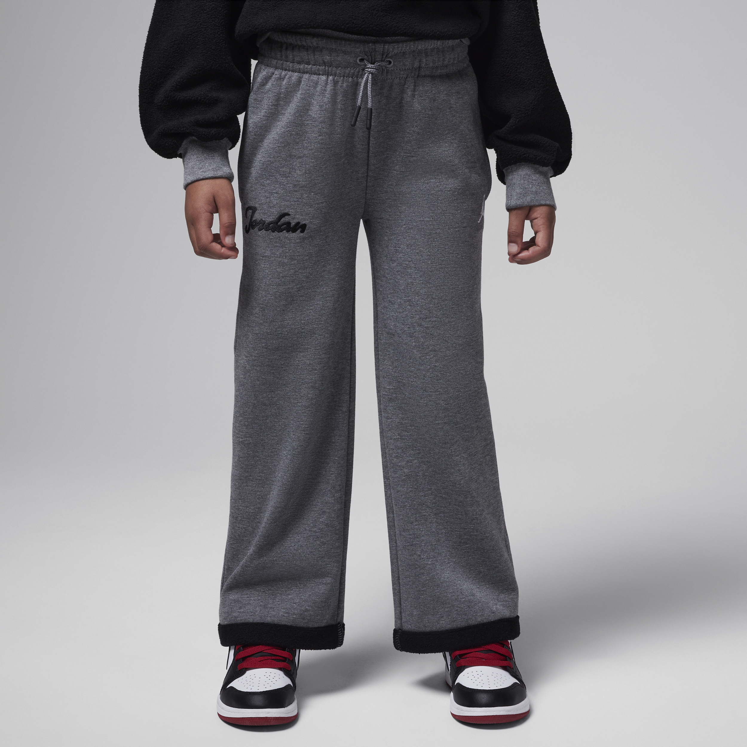 【ナイキ(NIKE)公式ストア】ジョーダン リトルキッズ メタエンチャントメント コージー フリース パンツ HV7479-091 グレー 【ナイキ(NIKE)公式ストア】ジョーダン リトルキッズ メタエンチャントメント コージー フリース パンツ HV7479-091 グレー