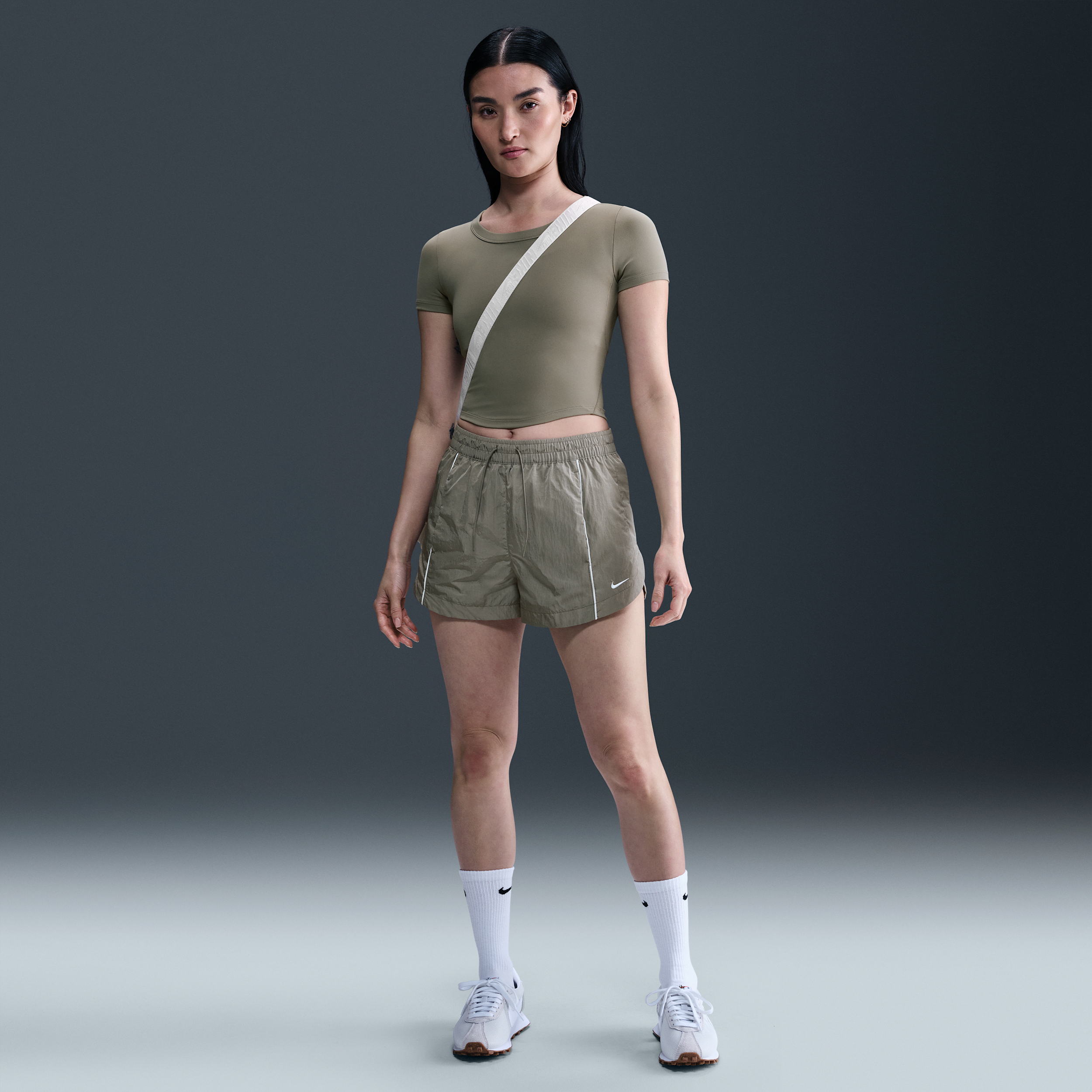 【ナイキ(NIKE)公式ストア】ナイキ ウィンドランナー ウィメンズ ミッドライズ 5cm ウーブン ショートパンツ FV7501-320 グリーン 【ナイキ(NIKE)公式ストア】ナイキ ウィンドランナー ウィメンズ ミッドライズ 5cm ウーブン ショートパンツ FV7501-320 グリーン