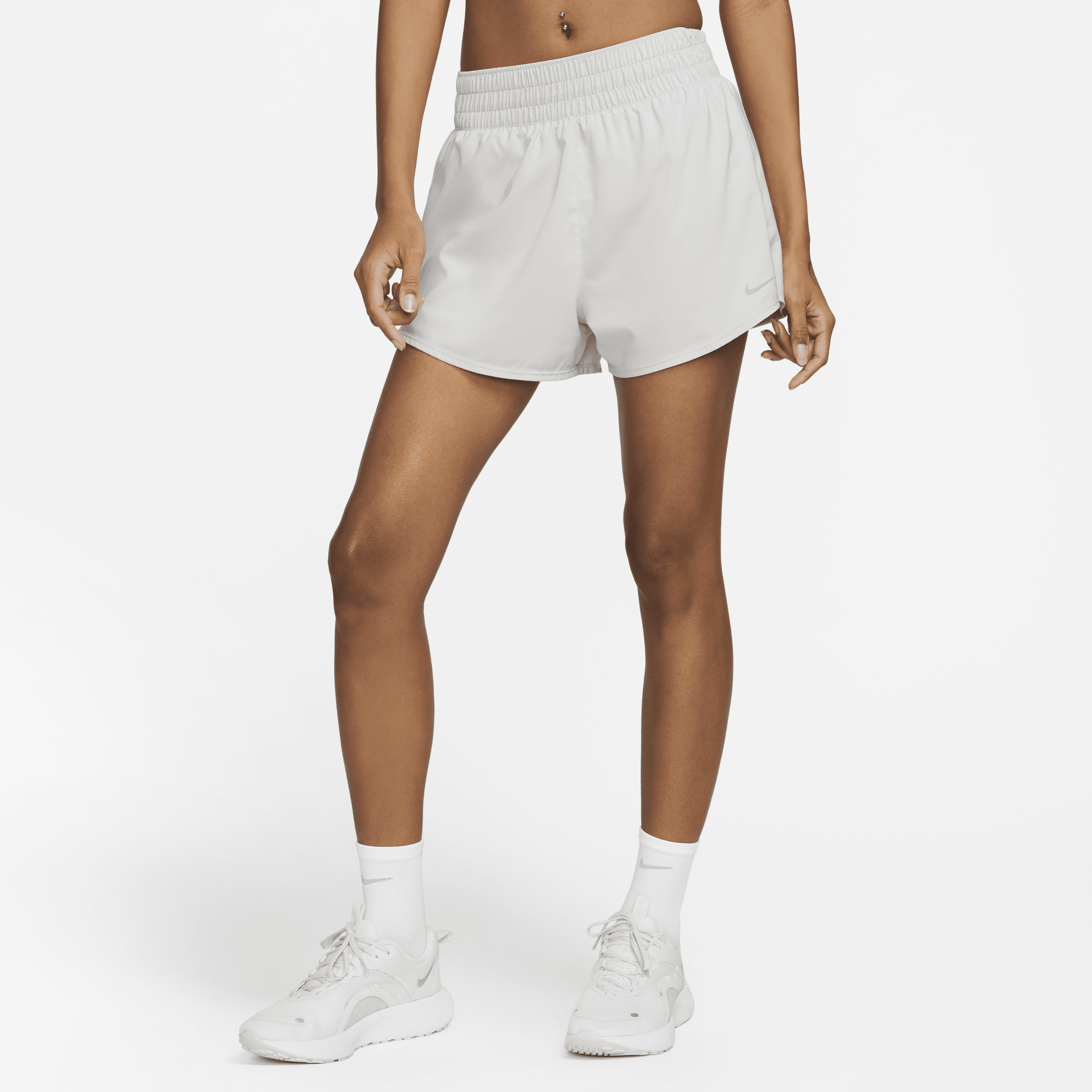 Højtaljede Nike One-Dri-FIT-2-in-1-shorts (7,5 cm) til kvinder - grå