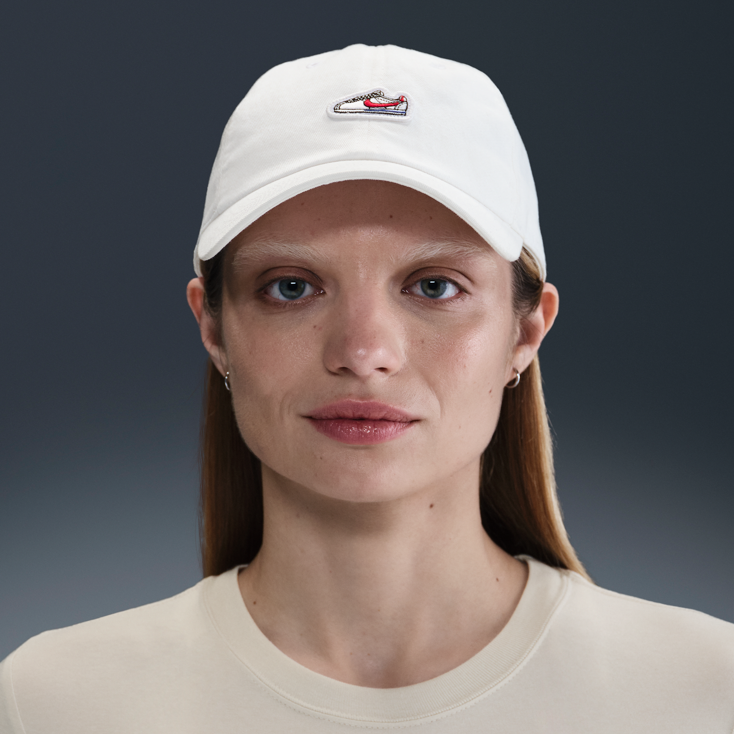Cappello essenziale con patch Cortez Nike Club - Bianco