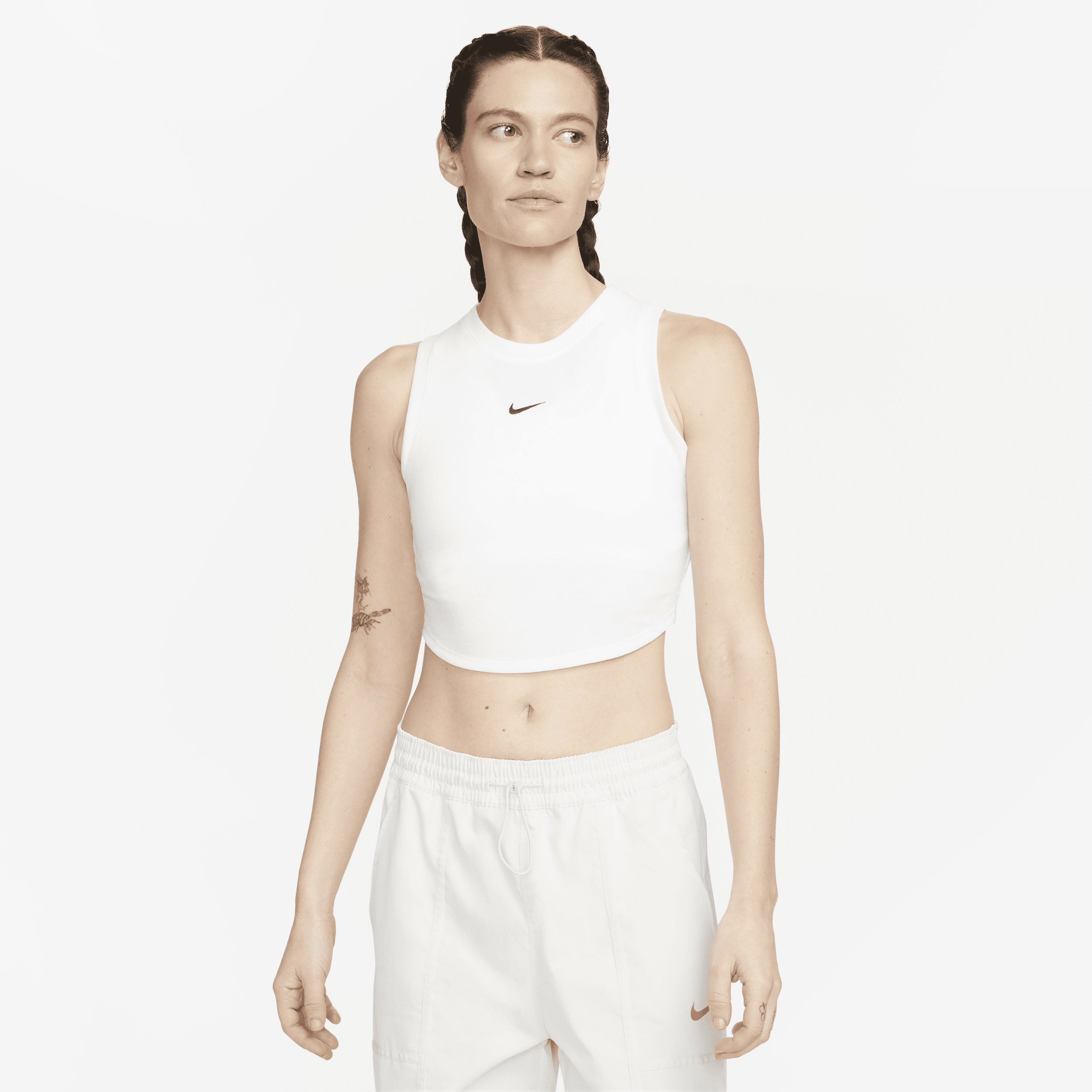 Stram, maskinstrikket Nike Sportswear Chill-mini-tanktop med kort snit til kvinder - hvid