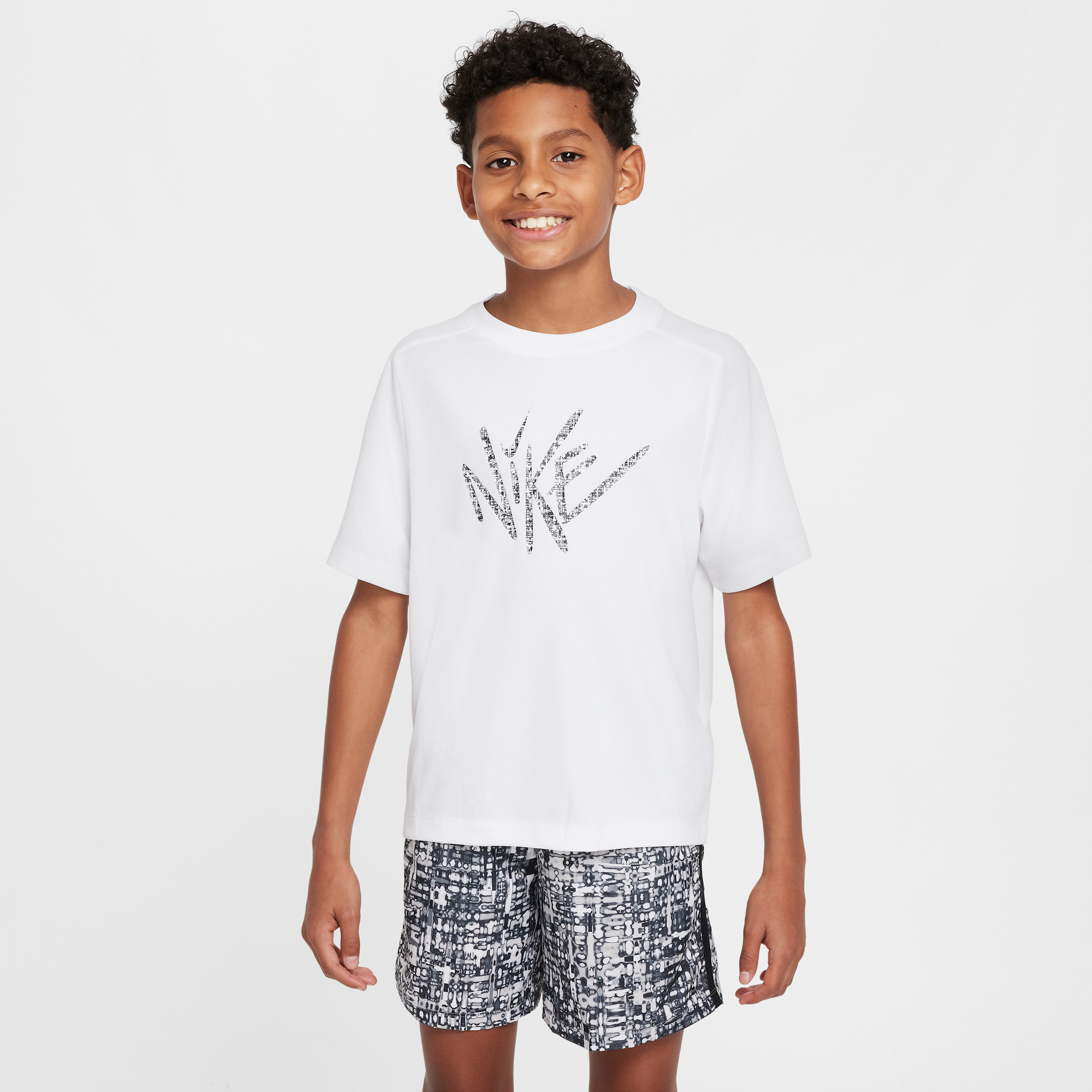 【ナイキ(NIKE)公式ストア】ナイキ マルチ ジュニア (ボーイズ) Dri-FIT ショートスリーブ トップ HJ3768-100 ホワイト 【ナイキ(NIKE)公式ストア】ナイキ マルチ ジュニア (ボーイズ) Dri-FIT ショートスリーブ トップ HJ3768-100 ホワイト