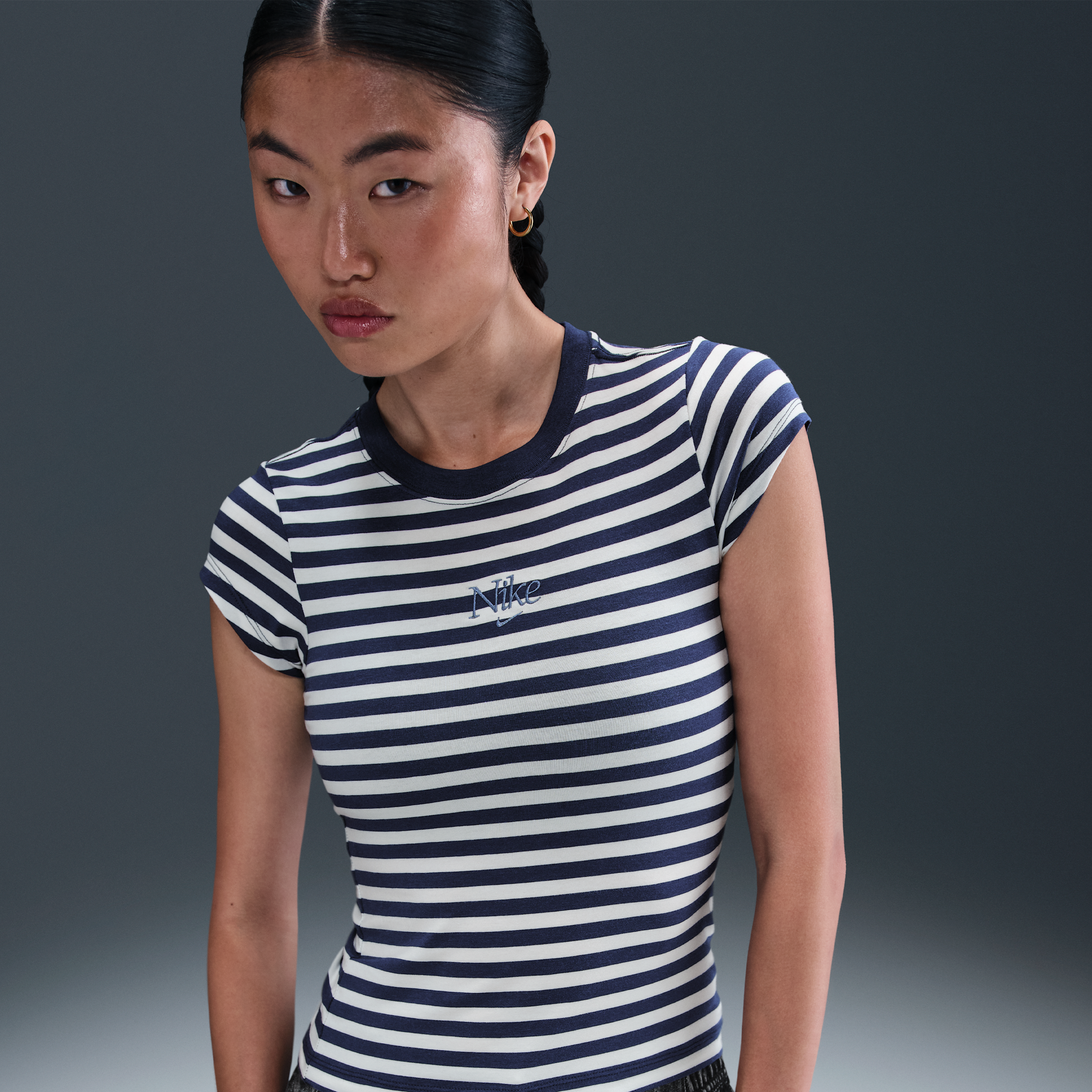【ナイキ(NIKE)公式ストア】ナイキ スポーツウェア ウィメンズ タイト ストライプ Tシャツ IH8475-410 ブルー 【ナイキ(NIKE)公式ストア】ナイキ スポーツウェア ウィメンズ タイト ストライプ Tシャツ IH8475-410 ブルー