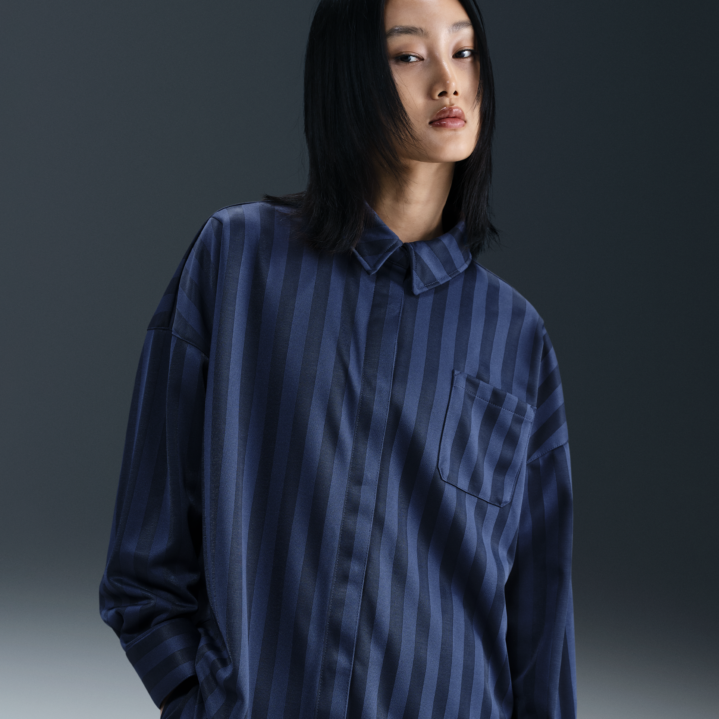 【ナイキ(NIKE)公式ストア】ナイキ スポーツウェア ウィメンズ オーバーサイズド ジャカード ストライプ ボタンダウン シャツ HV1957-410 ブルー 【ナイキ(NIKE)公式ストア】ナイキ スポーツウェア ウィメンズ オーバーサイズド ジャカード ストライプ ボタンダウン シャツ HV1957-410 ブルー