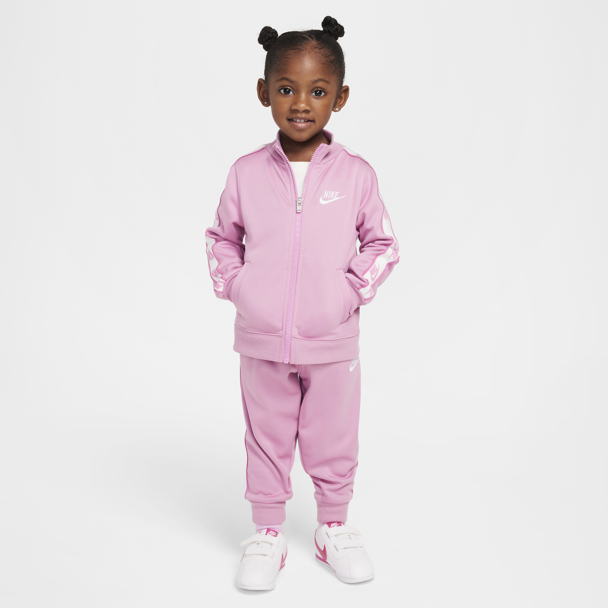 【ナイキ(NIKE)公式ストア】ナイキ Dri-FIT ベビー ツーピース フルジップ セットアップ ロゴテープ付き HV7295-646 ピンク 【ナイキ(NIKE)公式ストア】ナイキ Dri-FIT ベビー ツーピース フルジップ セットアップ ロゴテープ付き HV7295-646 ピンク
