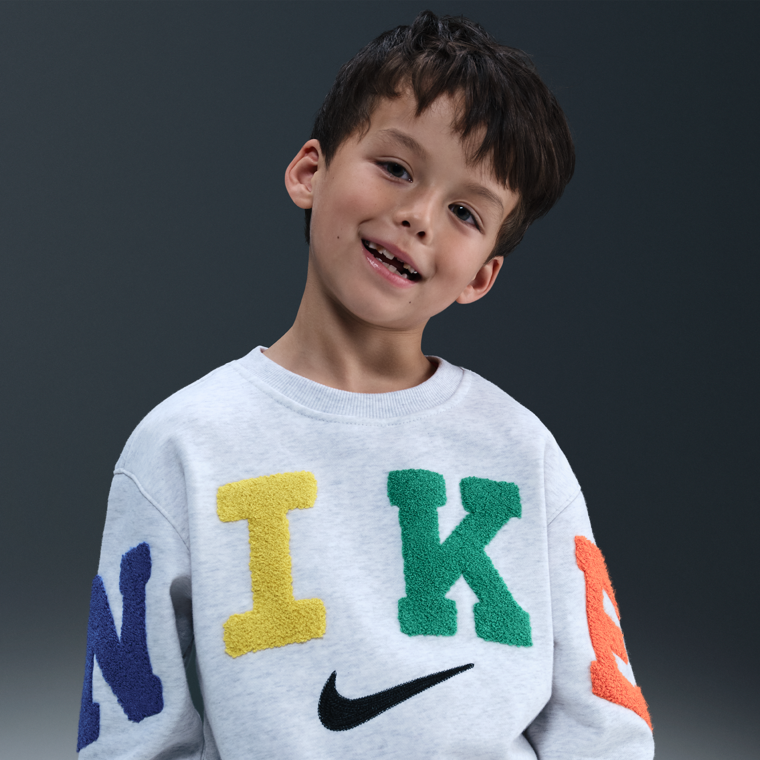 【ナイキ（NIKE）公式ストア】ナイキ クラブ リトルキッズ シェニール フリース クルー IO6109-051 ブラウン