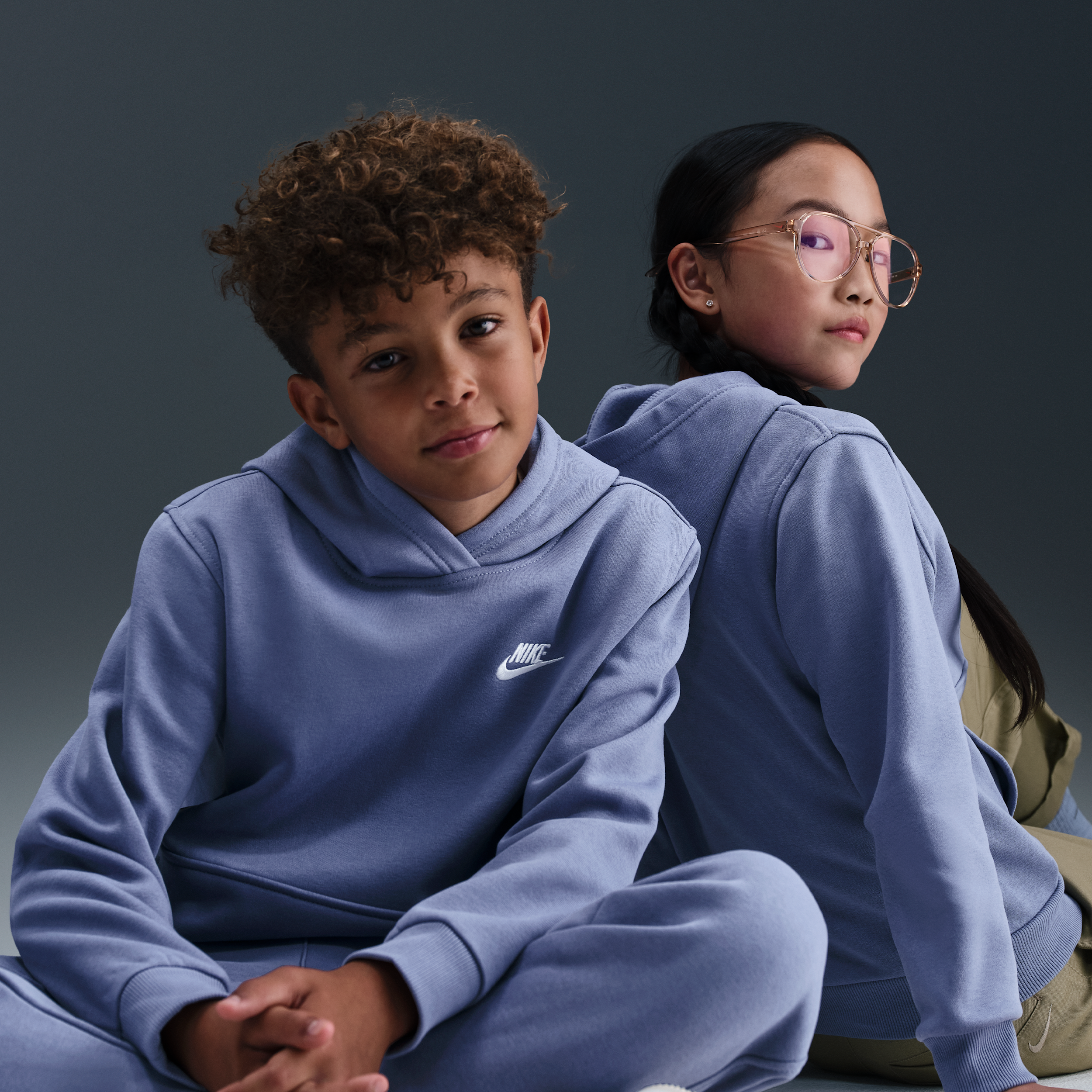 【ナイキ（NIKE）公式ストア】ナイキ スポーツウェア クラブ フリース ジュニア プルオーバー パーカー FD3000-499 ブルー