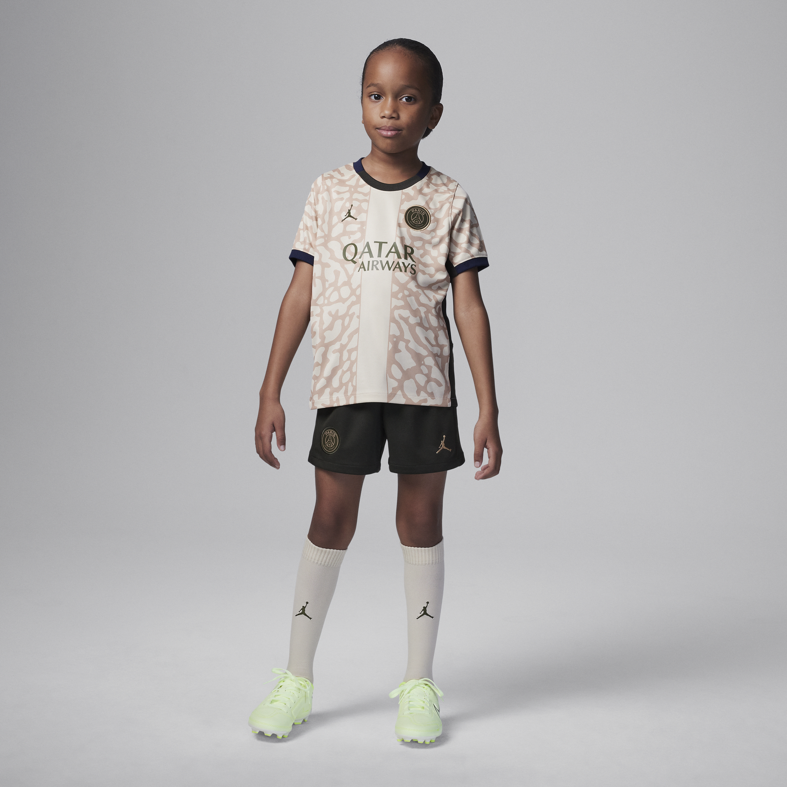 Paris Saint-Germain 2023/24 Fourth Nike Football-sæt i tre dele til mindre børn - brun