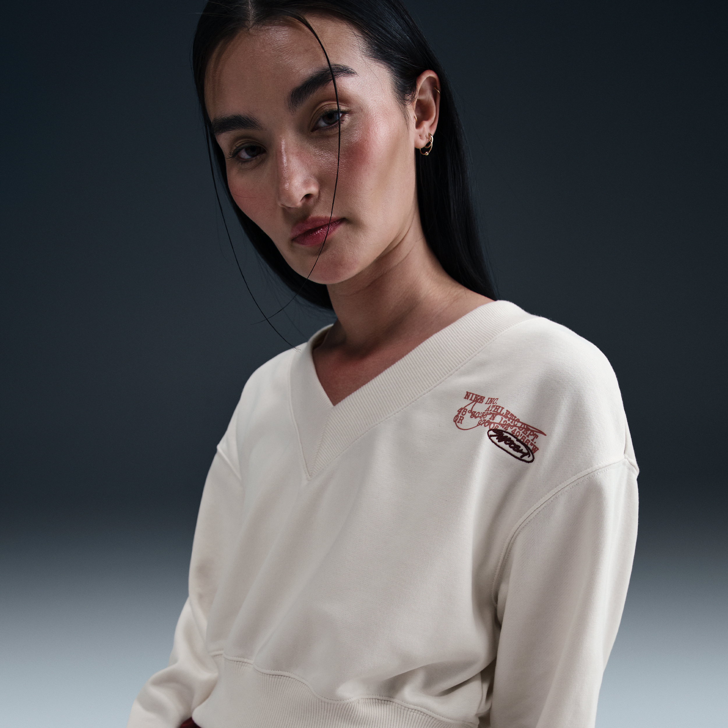 【ナイキ(NIKE)公式ストア】ナイキ スポーツウェア フェニックス フリース ウィメンズ オーバーサイズド Vネック クロップド トップ HV4857-030 グレー 【ナイキ(NIKE)公式ストア】ナイキ スポーツウェア フェニックス フリース ウィメンズ オーバーサイズド Vネック クロップド トップ HV4857-030 グレー