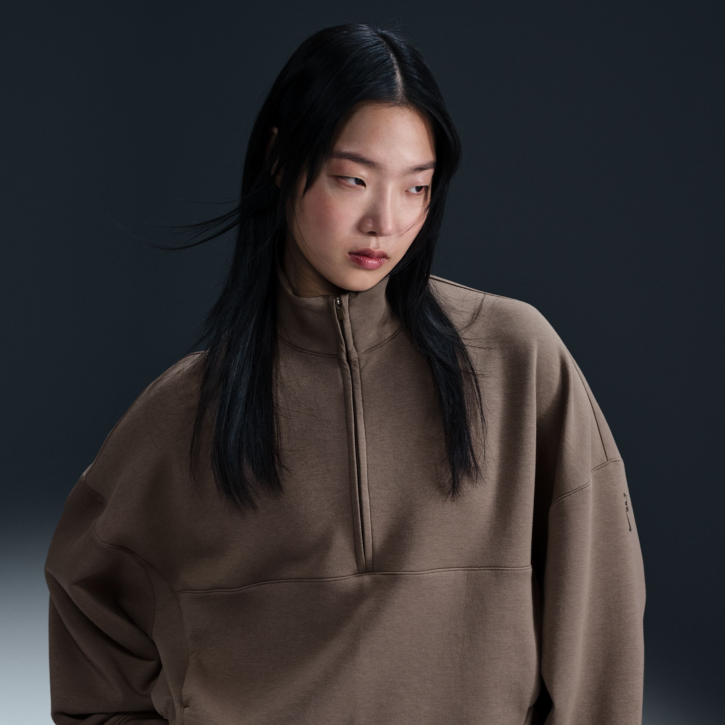 【ナイキ(NIKE)公式ストア】ナイキ 24.7 ImpossiblySoft ウィメンズ Dri-FIT オーバーサイズド 1/2ジップ トップ HQ8189-233 ブラウン 【ナイキ(NIKE)公式ストア】ナイキ 24.7 ImpossiblySoft ウィメンズ Dri-FIT オーバーサイズド 1/2ジップ トップ HQ8189-233 ブラウン