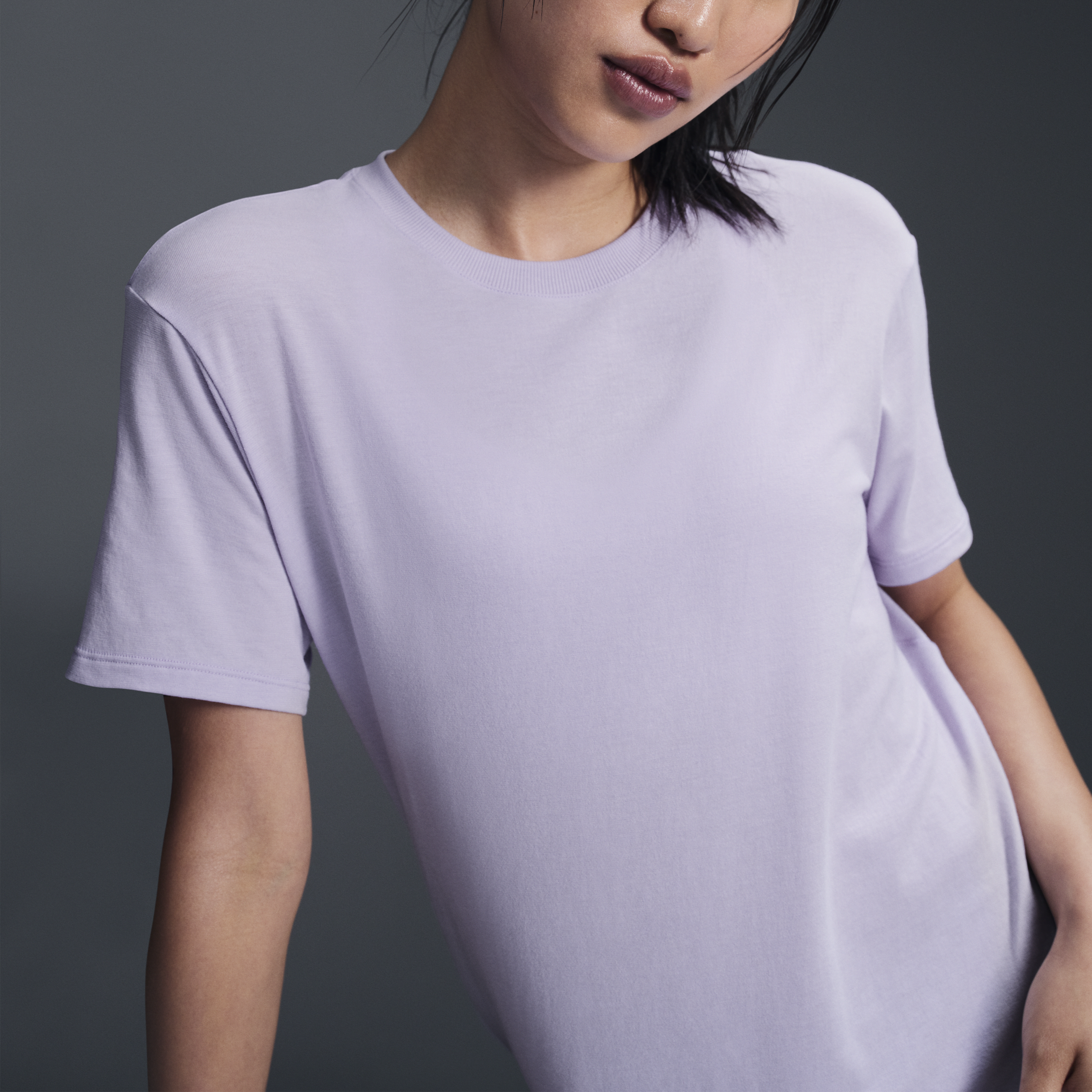 【ナイキ（NIKE）公式ストア】ナイキ ワン リラックスド ウィメンズ Dri-FIT ショートスリーブ トップ FN2815-512 パープル