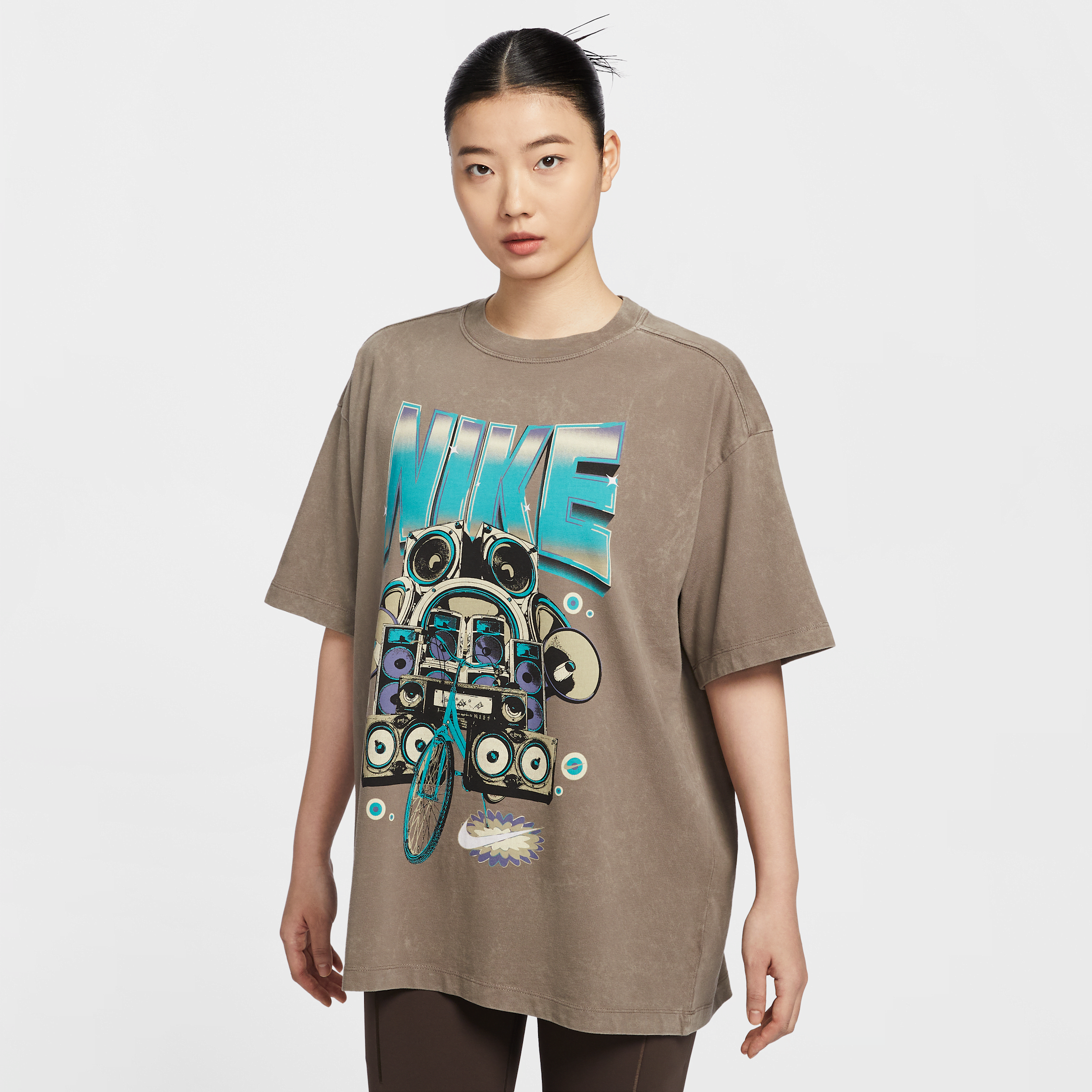 【ナイキ(NIKE)公式ストア】ナイキ スポーツウェア ウィメンズ オーバーサイズド ショートスリーブ Tシャツ HF9692-214 ブラウン 【ナイキ(NIKE)公式ストア】ナイキ スポーツウェア ウィメンズ オーバーサイズド ショートスリーブ Tシャツ HF9692-214 ブラウン