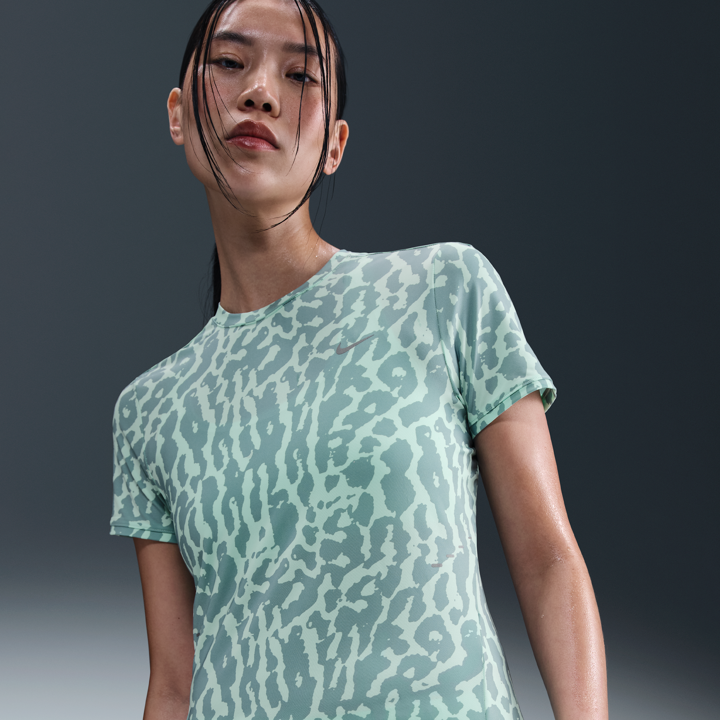 【ナイキ(NIKE)公式ストア】ナイキ スウィフト ウィメンズ Dri-FIT ショートスリーブ ランニングトップ IB5875-353 グリーン 【ナイキ(NIKE)公式ストア】ナイキ スウィフト ウィメンズ Dri-FIT ショートスリーブ ランニングトップ IB5875-353 グリーン