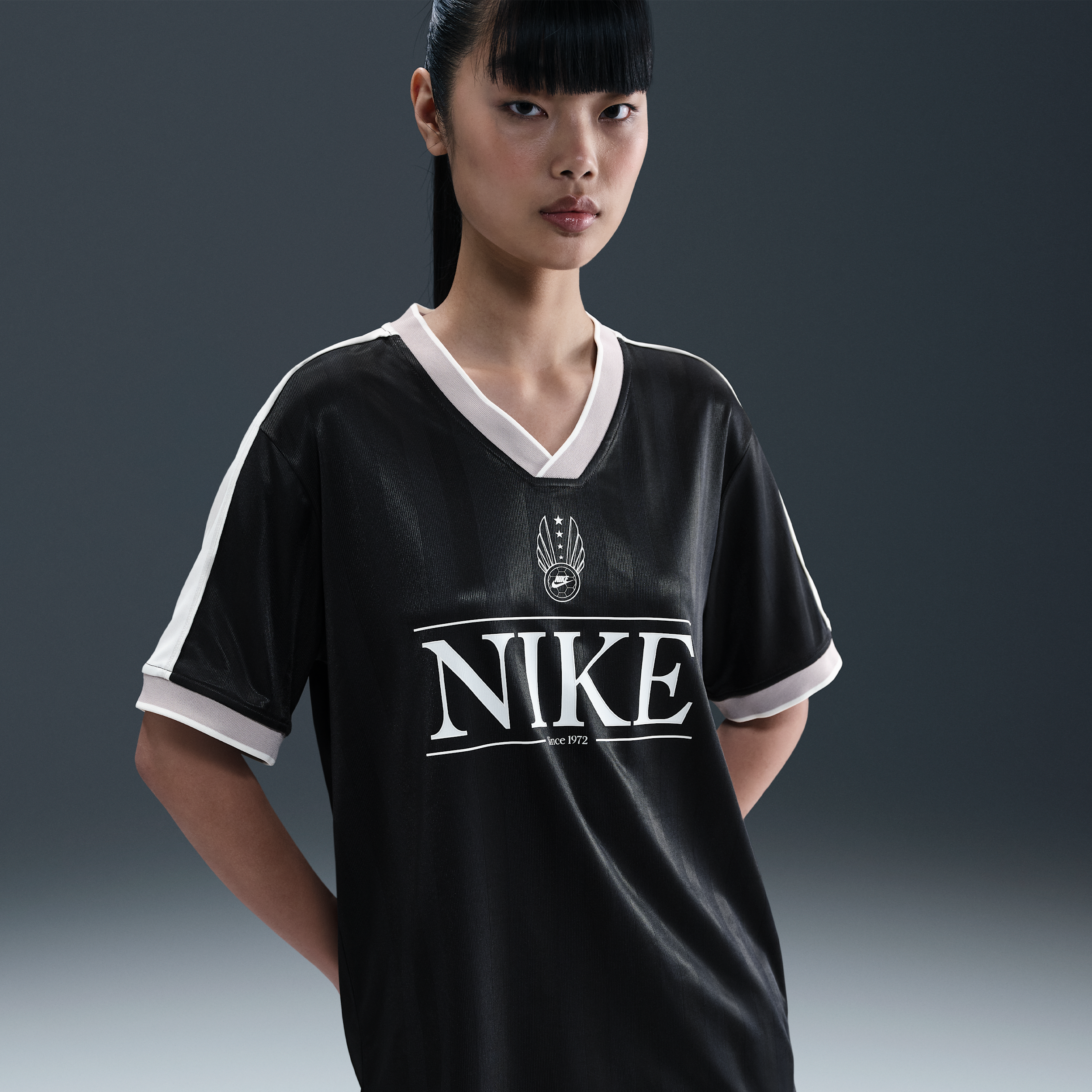 【ナイキ(NIKE)公式ストア】ナイキ スポーツウェア ウィメンズ Vネック ジャージー トップ IH8505-010 ブラック 【ナイキ(NIKE)公式ストア】ナイキ スポーツウェア ウィメンズ Vネック ジャージー トップ IH8505-010 ブラック