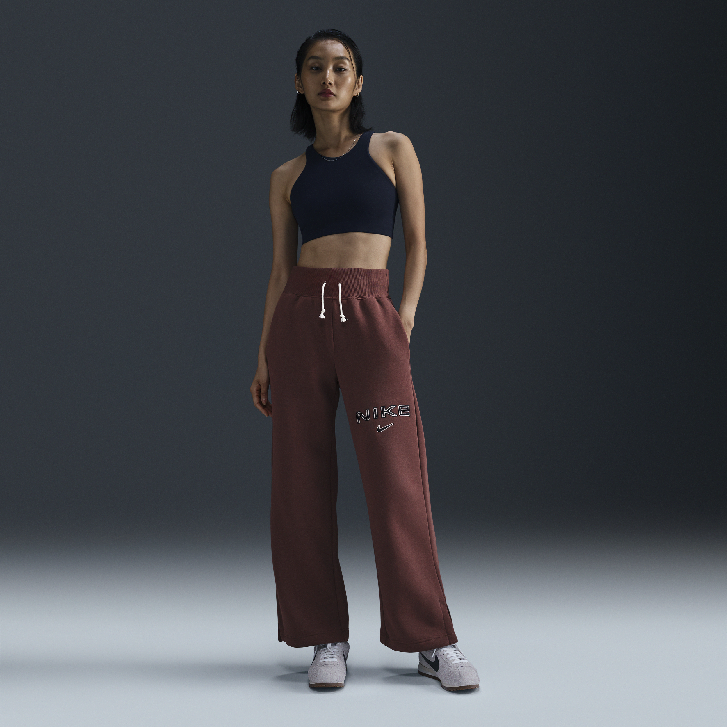 【ナイキ(NIKE)公式ストア】ナイキ スポーツウェア フェニックス フリース ウィメンズ ハイウエスト ワイドレッグ ロゴ パンツ FV7685-218 ブラウン 【ナイキ(NIKE)公式ストア】ナイキ スポーツウェア フェニックス フリース ウィメンズ ハイウエスト ワイドレッグ ロゴ パンツ FV7685-218 ブラウン