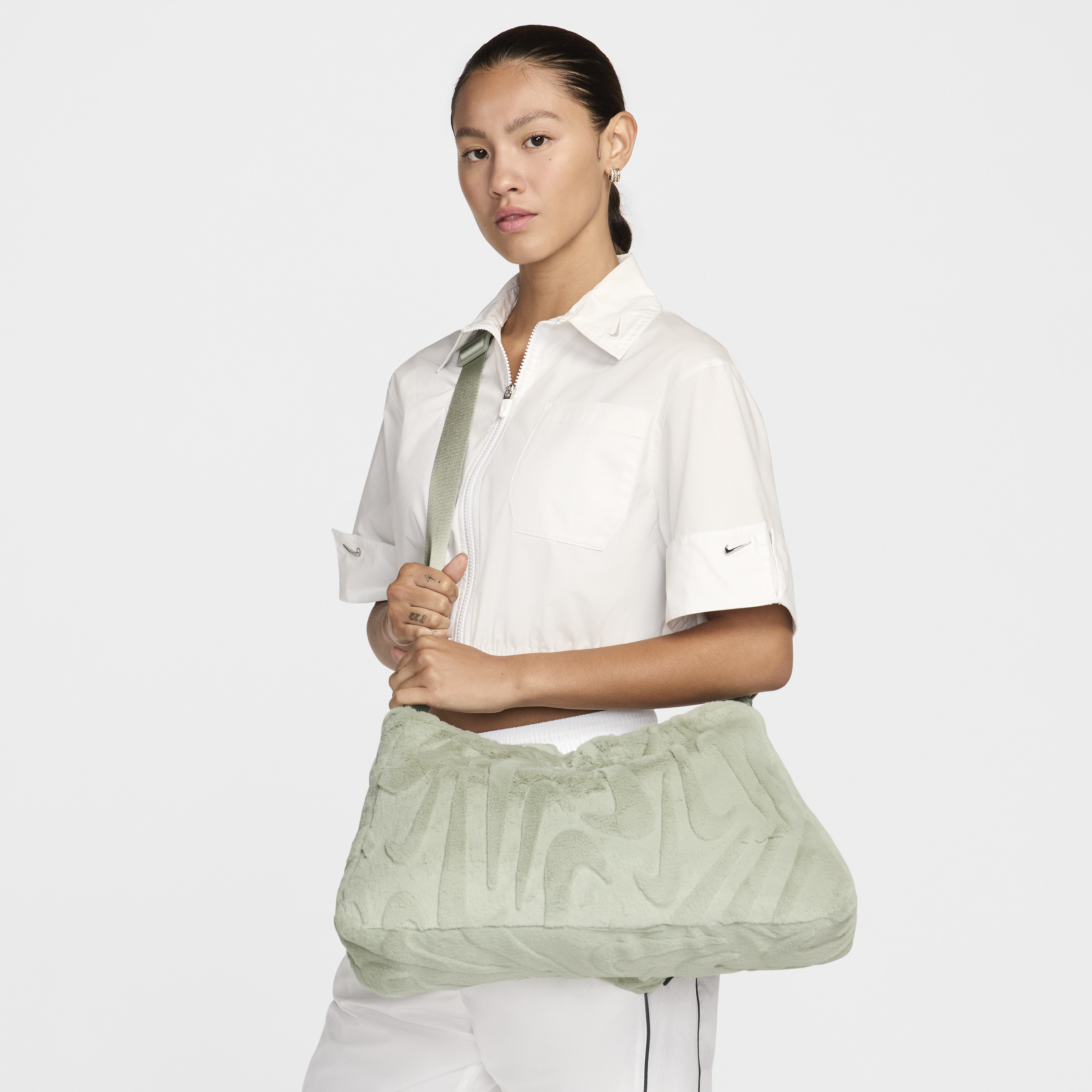 【ナイキ(NIKE)公式ストア】ナイキ スポーツウェア フェイク ファー トート (10L) FZ1323-370 グリーン 【ナイキ(NIKE)公式ストア】ナイキ スポーツウェア フェイク ファー トート (10L) FZ1323-370 グリーン