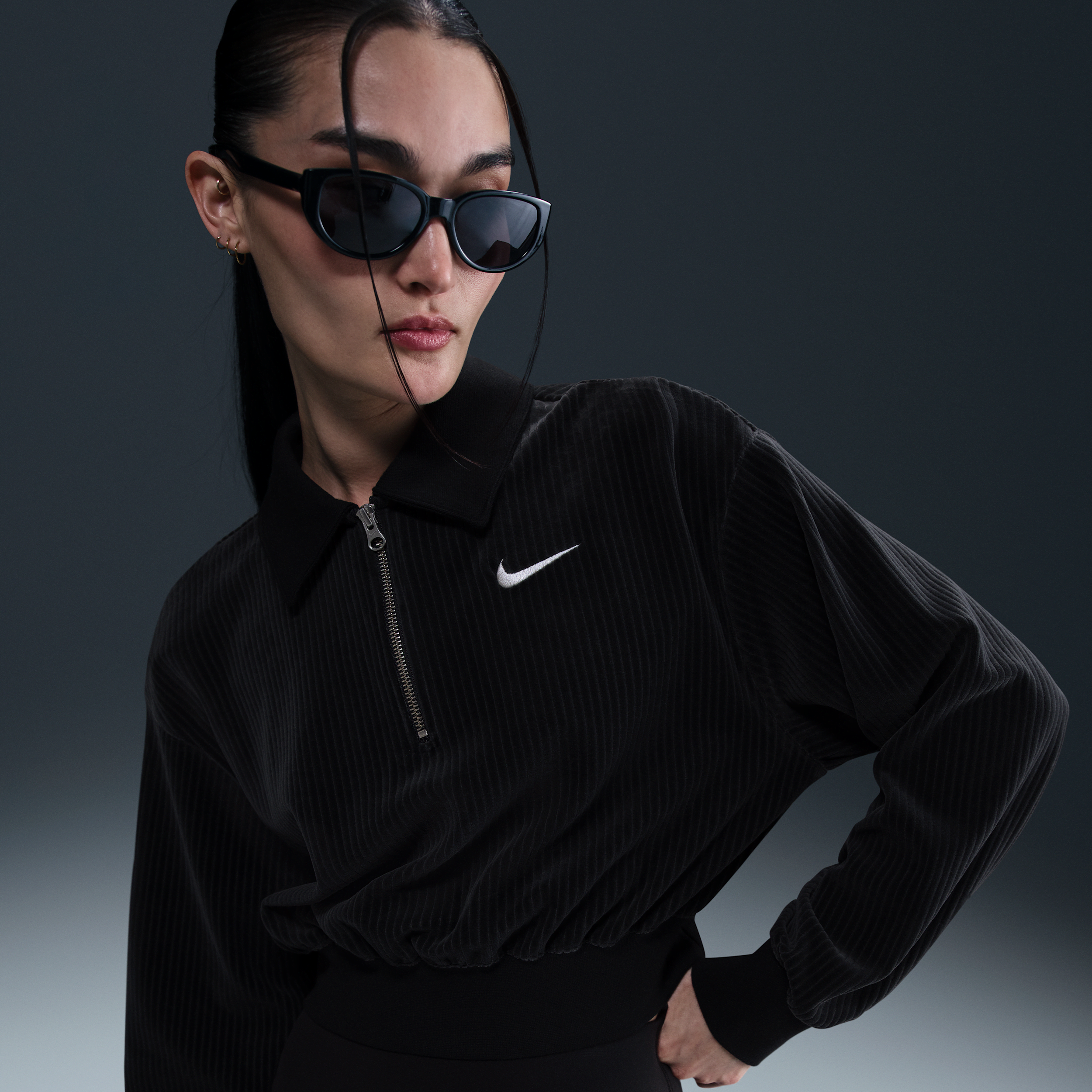 【ナイキ(NIKE)公式ストア】ナイキ スポーツウェア ウィメンズ ベロア クロップド 1/4ジップ トップ HV5031-010 ブラック 【ナイキ(NIKE)公式ストア】ナイキ スポーツウェア ウィメンズ ベロア クロップド 1/4ジップ トップ HV5031-010 ブラック